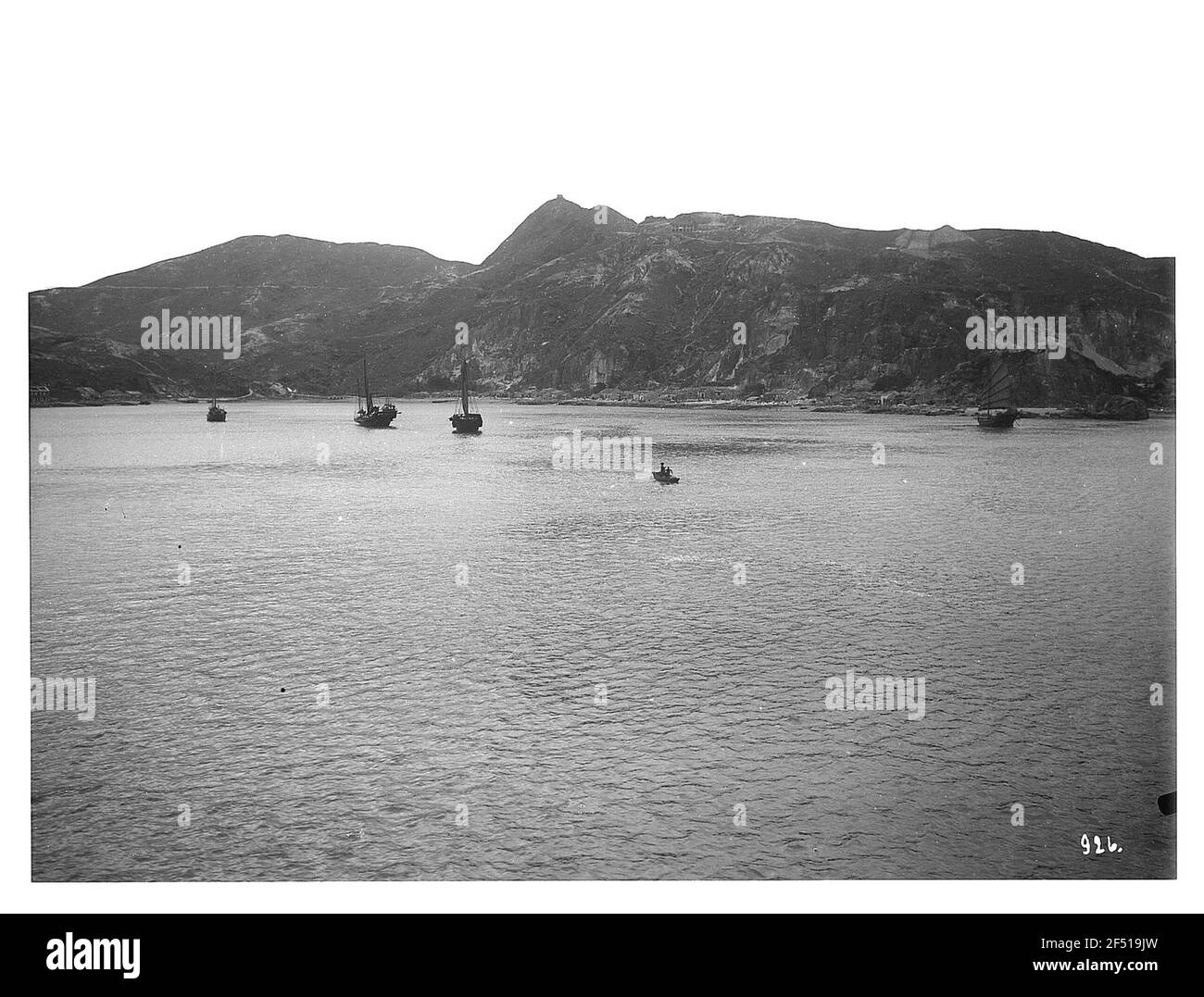 Hong Kong. Vue sur la baie avec Junk contre Victoria-Peak (?) Banque D'Images