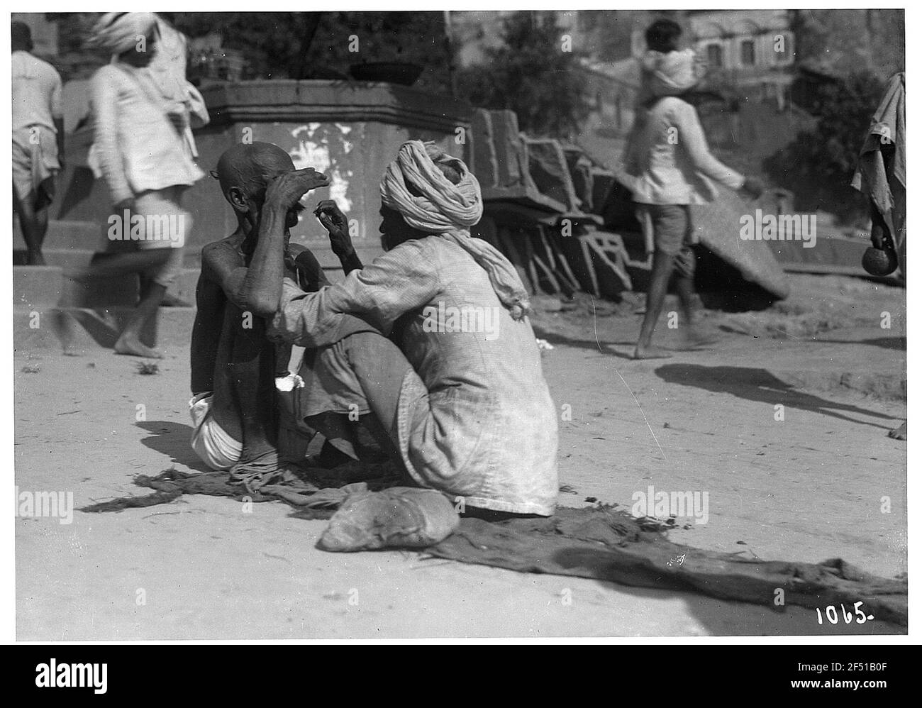 Varanasi (Benares), Inde. Scène de rue avec un salon de coiffure au travail Banque D'Images