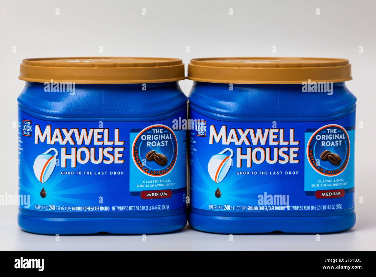 ST. PAUL, MN,USA - 8 MARS 2021 - Maxwell House Coffee Beverage containers et logo de marque. Banque D'Images