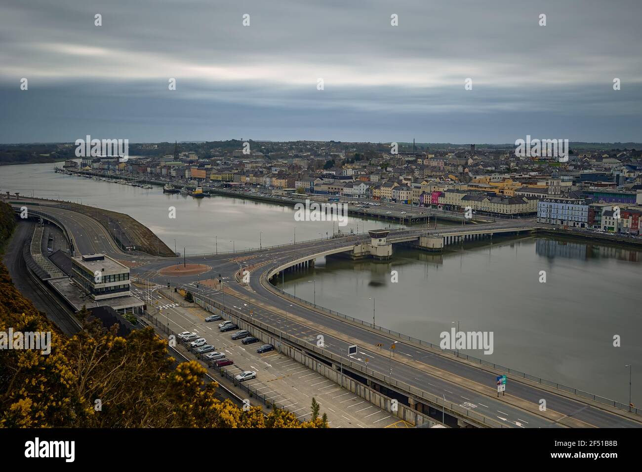 Vue aérienne de la ville de Waterford. Irlande. Pont sur la rivière Suir et pont d'entrée de la ville Banque D'Images