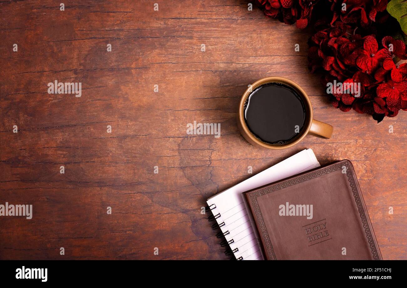 Étude biblique personnelle avec le café chaud sur un rouge affligé Table en bois Banque D'Images