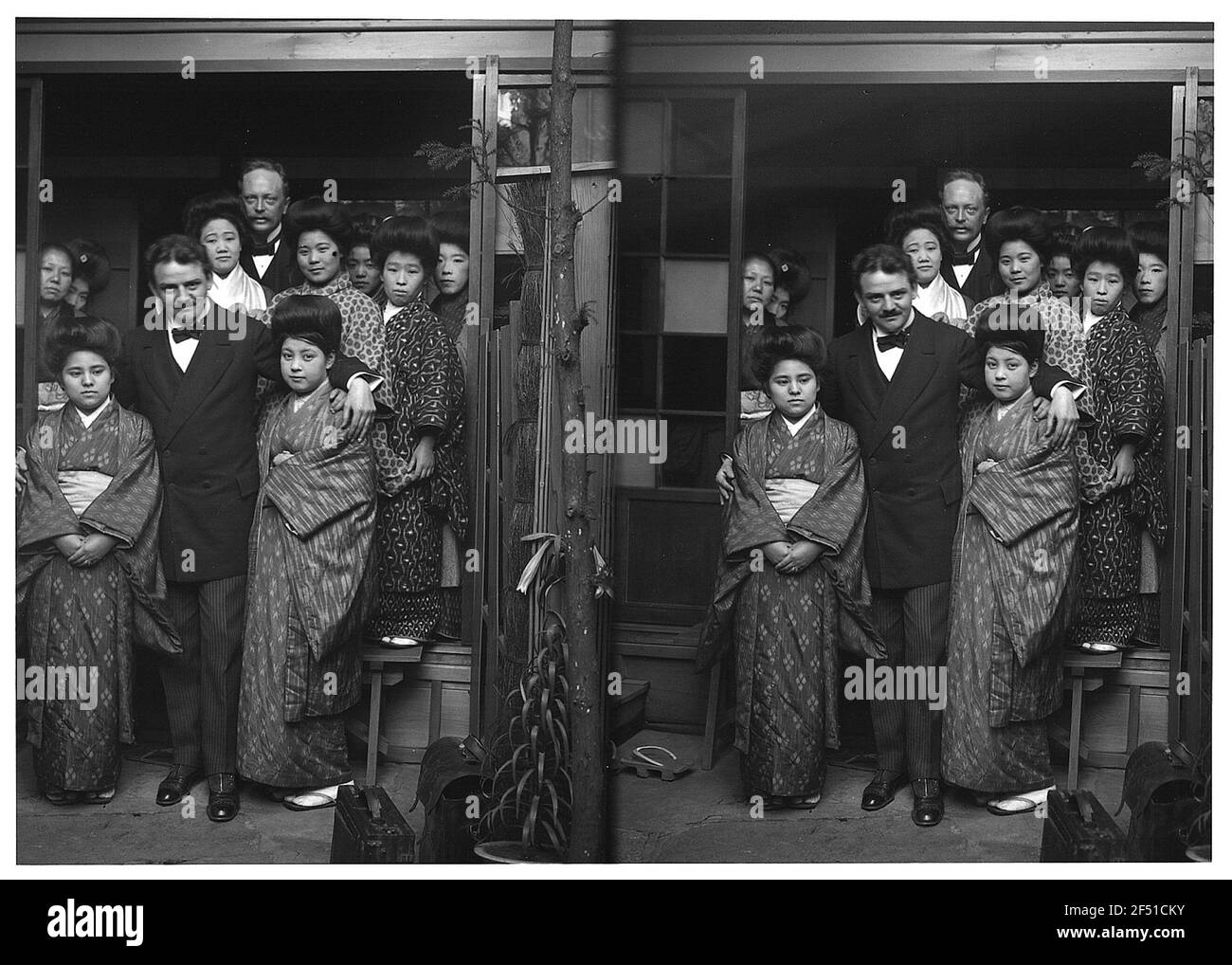 Photo de groupe avec des hommes européens et geishas Banque D'Images