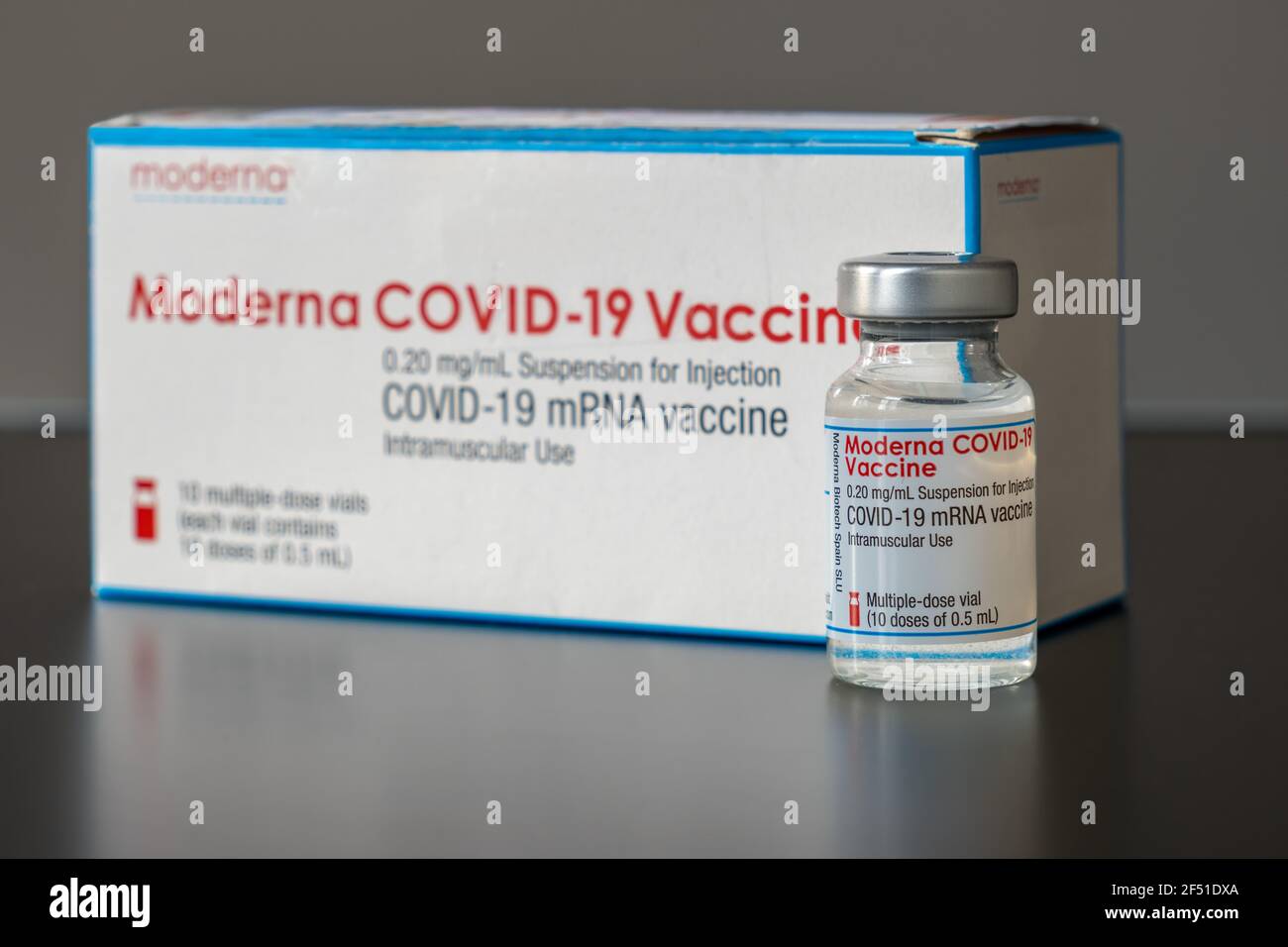 Montréal, CA - 23 mars 2021 : flacon du vaccin Moderna Covid-19 Banque D'Images
