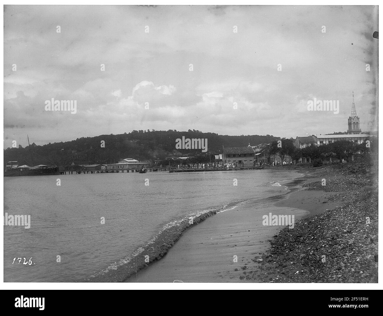 Saint-Pierre, Martinique. Vue de la plage sur la baie contre les maisons et la tour de l'église Banque D'Images