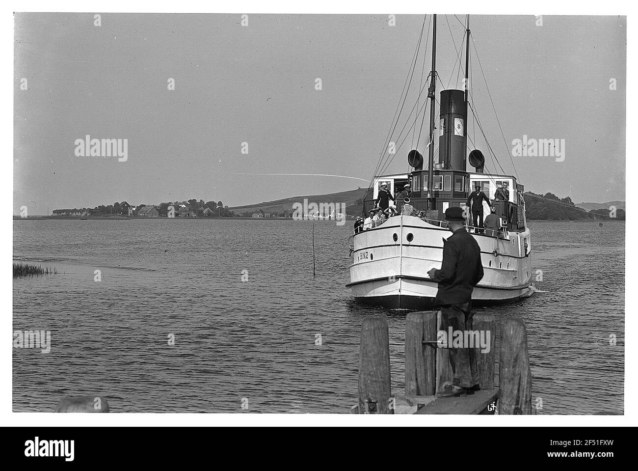 Bateau à vapeur côtier 'Binz' dans les eaux de Rügener au démarrage d'un jetée Banque D'Images