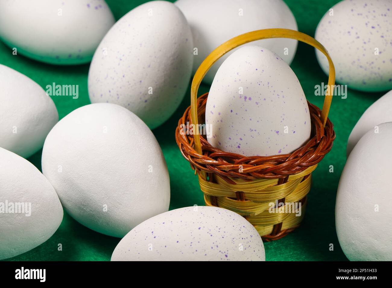 Grands œufs de Pâques blancs et moucheés avec panier Banque D'Images