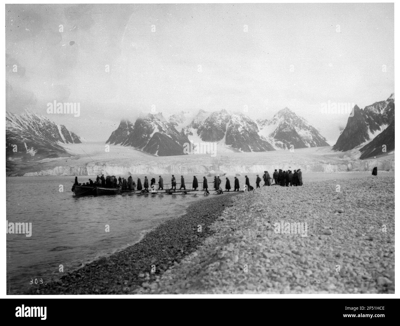 Spitzbergen, Norvège. Aboated dans la Magdalenbay. Les touristes grimpant les bateaux de sauvetage du bateau à vapeur haute mer « Victoria Luise » au bar de l'atterrissage, en arrière-plan le glacier et les montagnes Banque D'Images