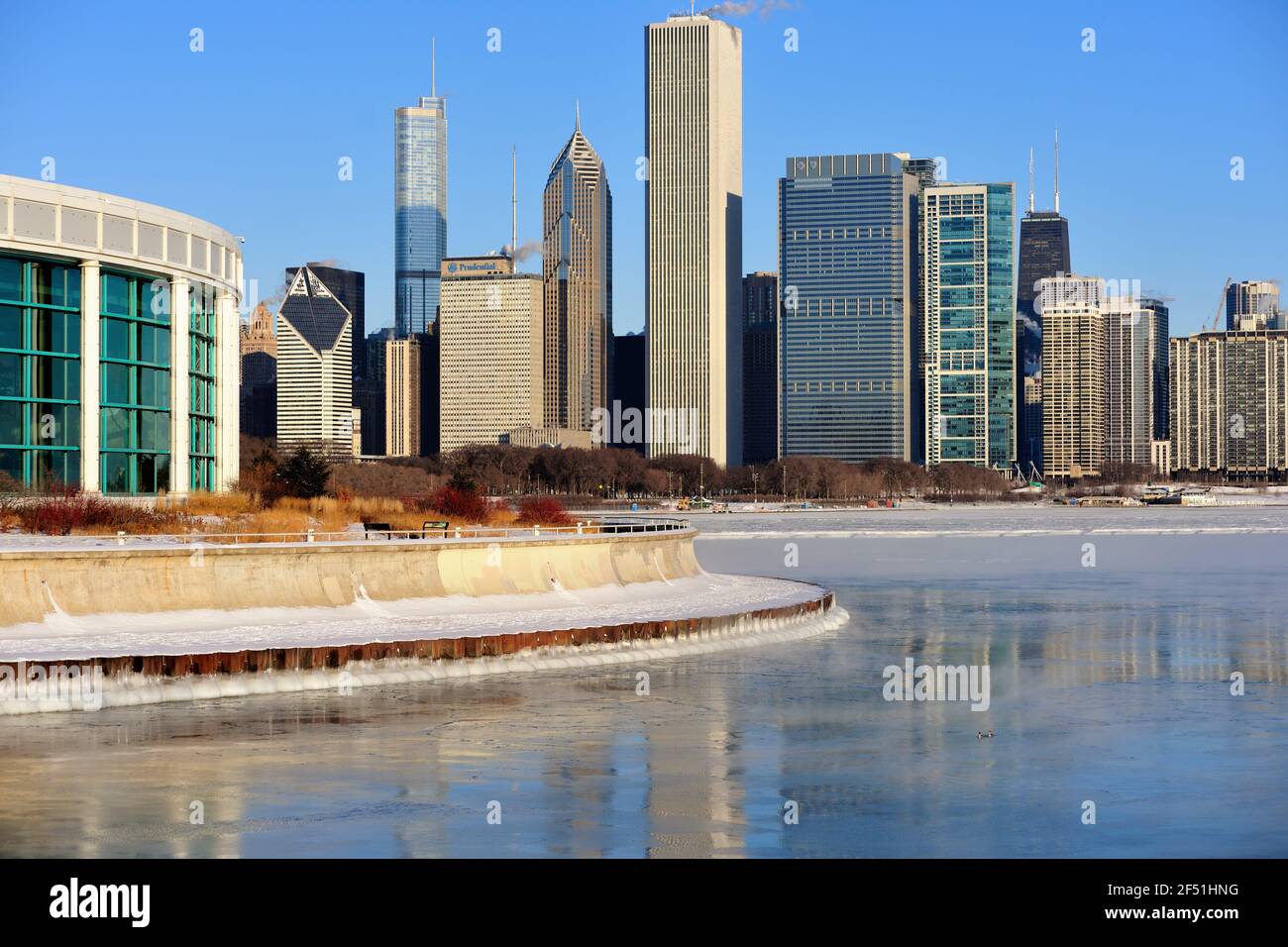 Chicago, Illinois, États-Unis. Les vents et le froid amer créent de la vapeur au-dessus de la glace dans le lac Michigan, le long du campus des musées de la ville. Banque D'Images