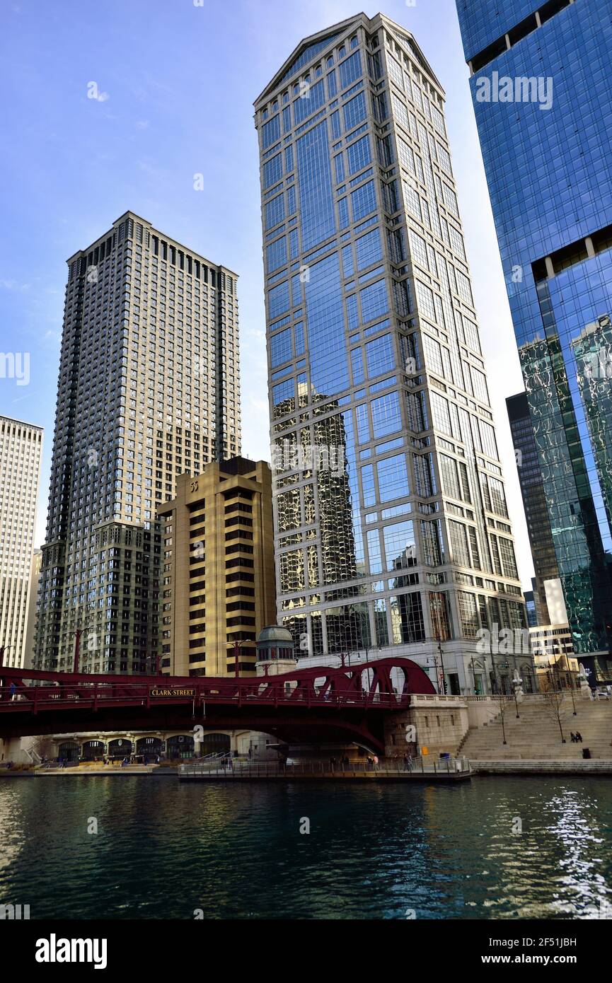 Le bâtiment 77 West Wacker Drive s'élève au-dessus de la rive sud de la rivière Chicago et du pont Clark Street. Banque D'Images