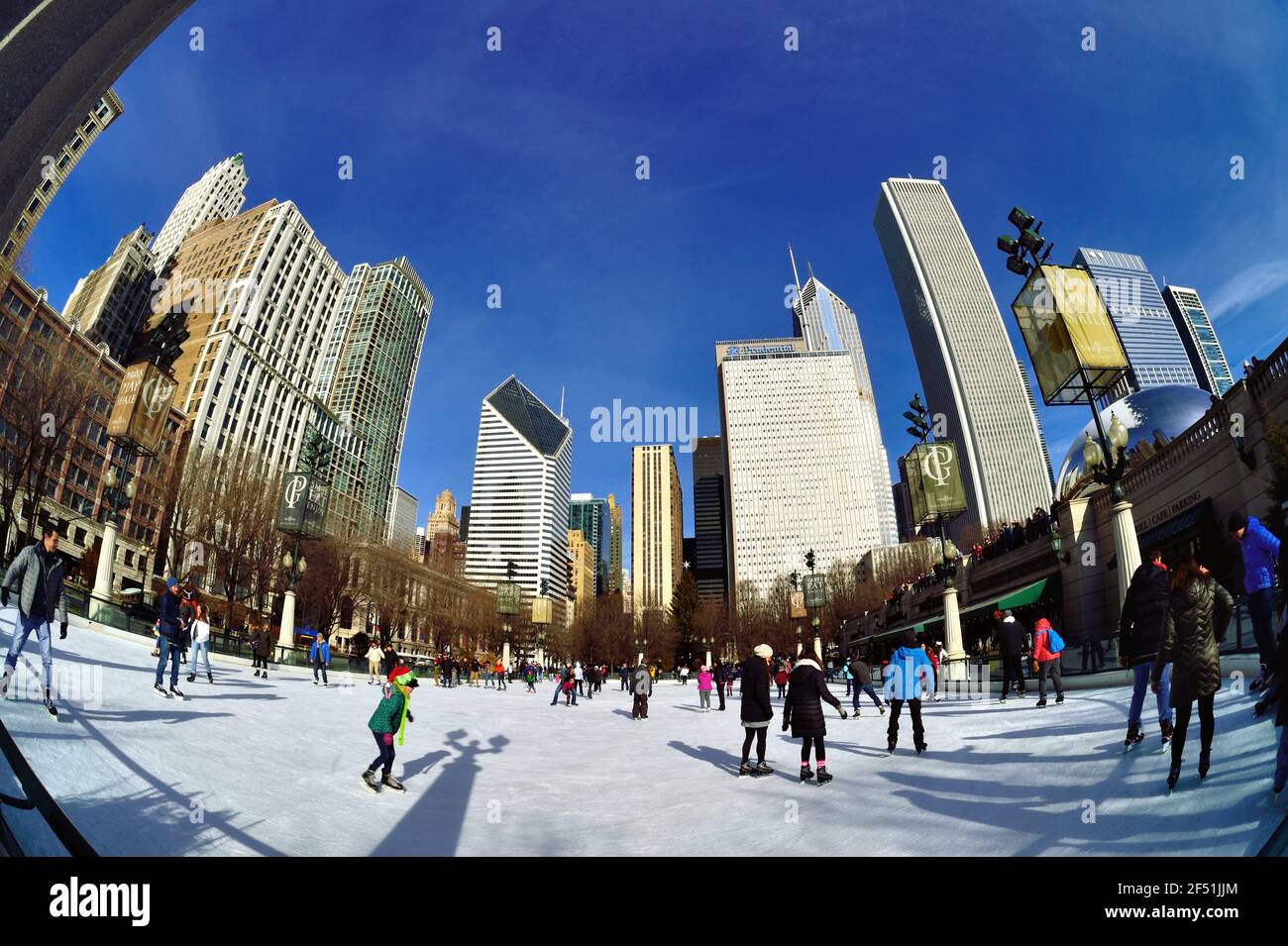Chicago, Illinois, États-Unis. Patineurs profitant de la patinoire dans le Millennium Park de Chicago. Banque D'Images