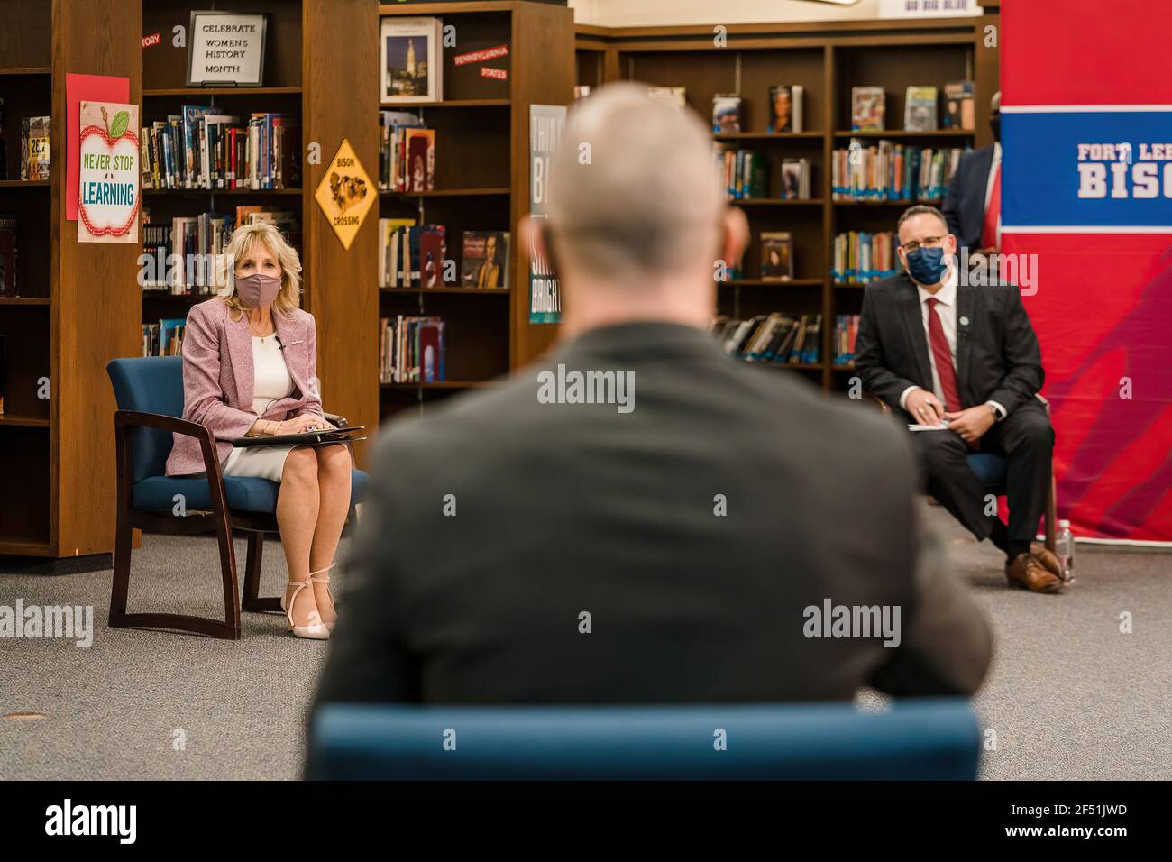 La première dame Jill Biden et le secrétaire à l'éducation Miguel Cardona participent à une séance d'écoute avec les parents le mercredi 3 mars 2021, à l'école secondaire de fort Leboeuf à Waterford, en Pennsylvanie. (Avec la permission de Kevin Lowery) Banque D'Images