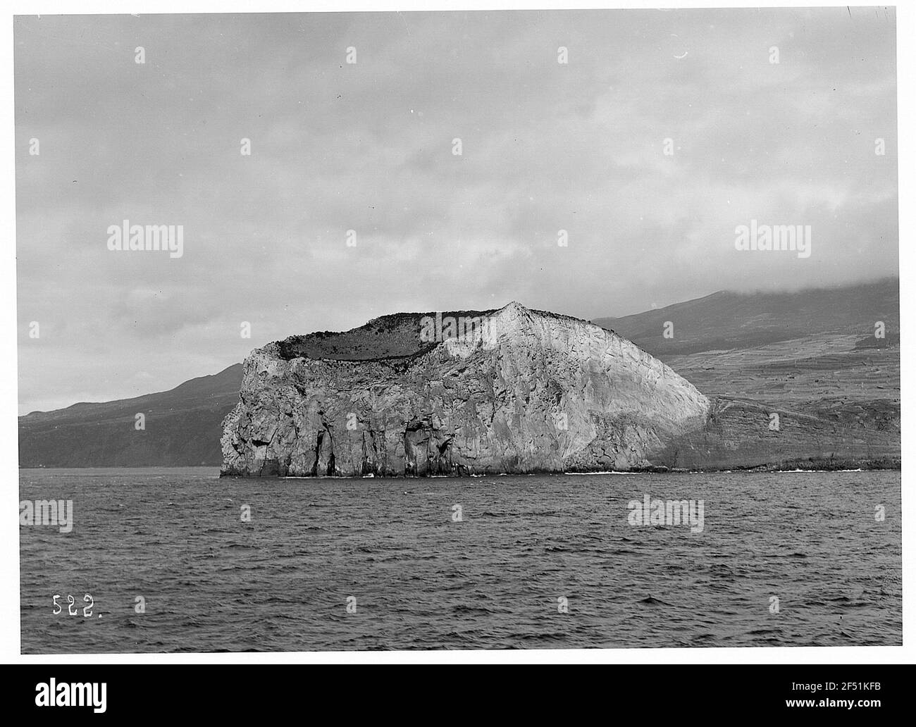 Funchal, Madère. Vue depuis l'eau jusqu'à la côte avec le chef de la roche projetant la mer Banque D'Images
