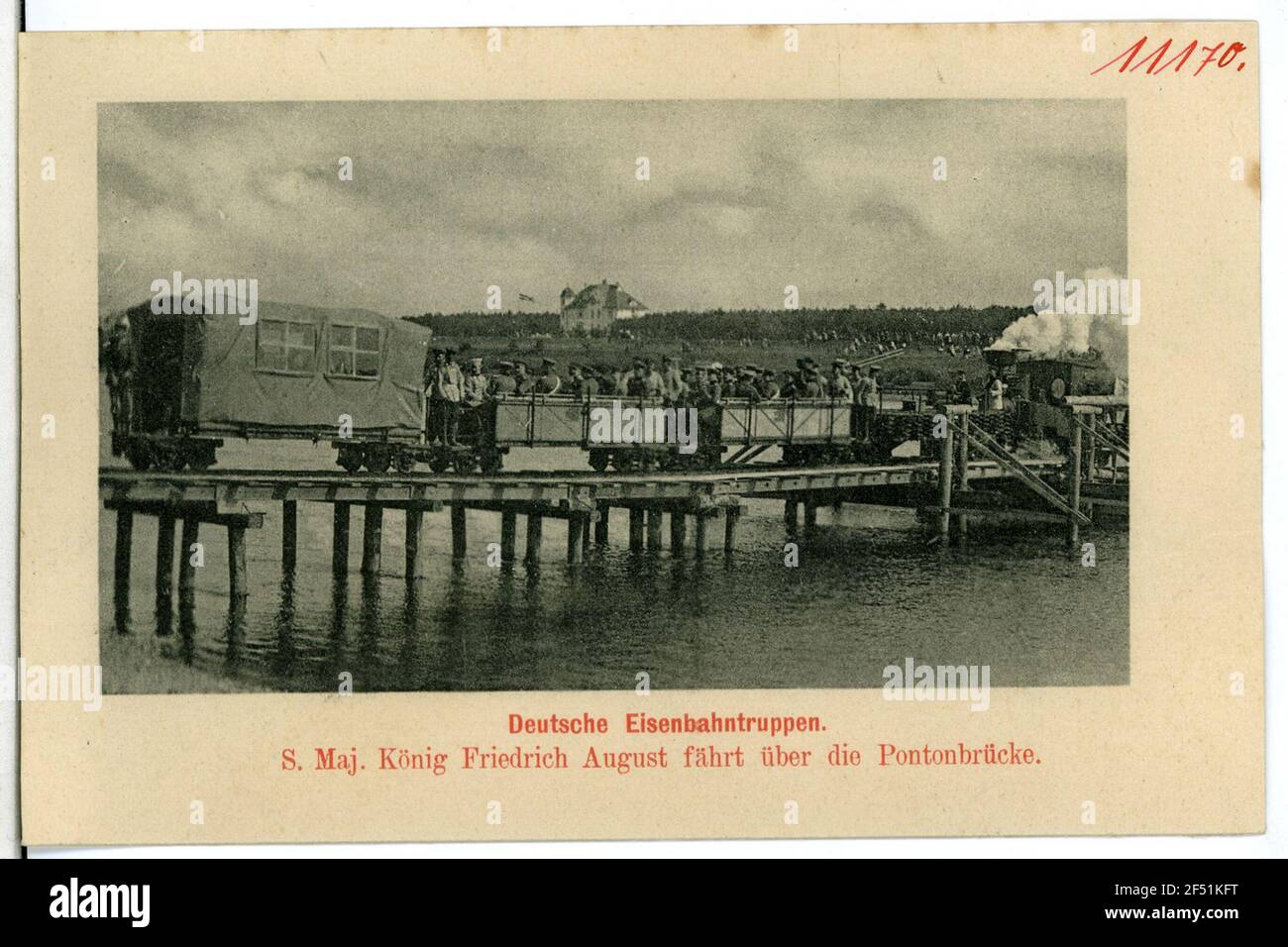 Troupes de chemin de fer allemandes - Pont de Ponton avec train de terrain troupes de chemin de fer allemandes. Pont de Ponton avec train de terrain Banque D'Images