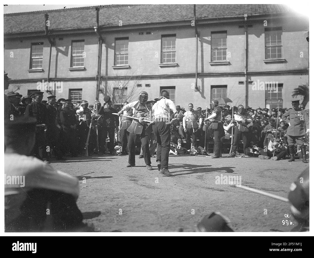 Nagasaki. Deux soldats en escrime devant les spectateurs. Vue contre une caserne Banque D'Images