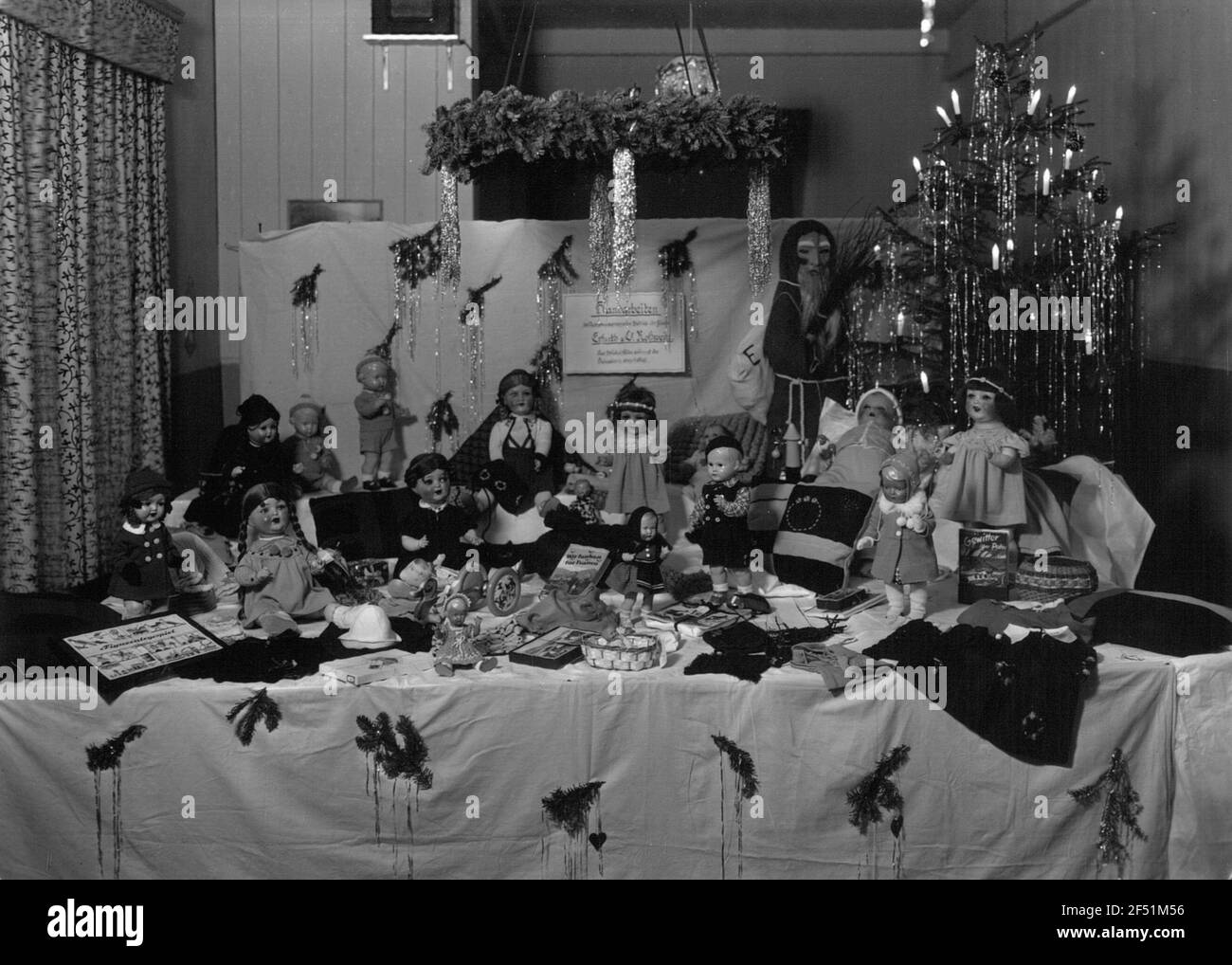 Fait à la main du groupe de femmes de travail d'Erfurth & Co / Knitwear Factory Roßwein, Goldbornstraße 5 pour Noël 1939 Banque D'Images