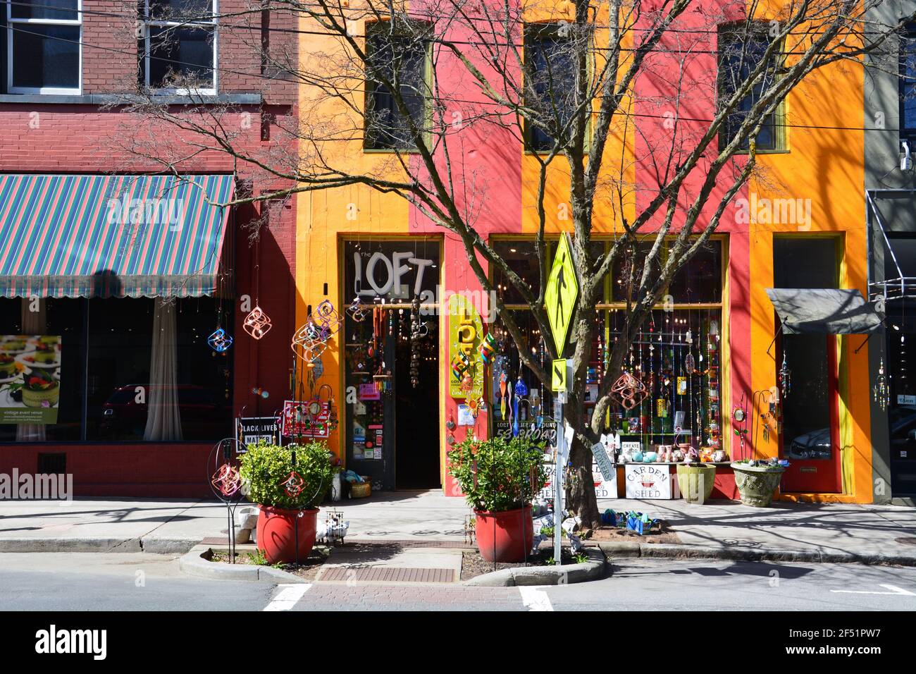 Une vitrine colorée sur Broadway dans le quartier historique d'Asheville, en Caroline du Nord. Banque D'Images