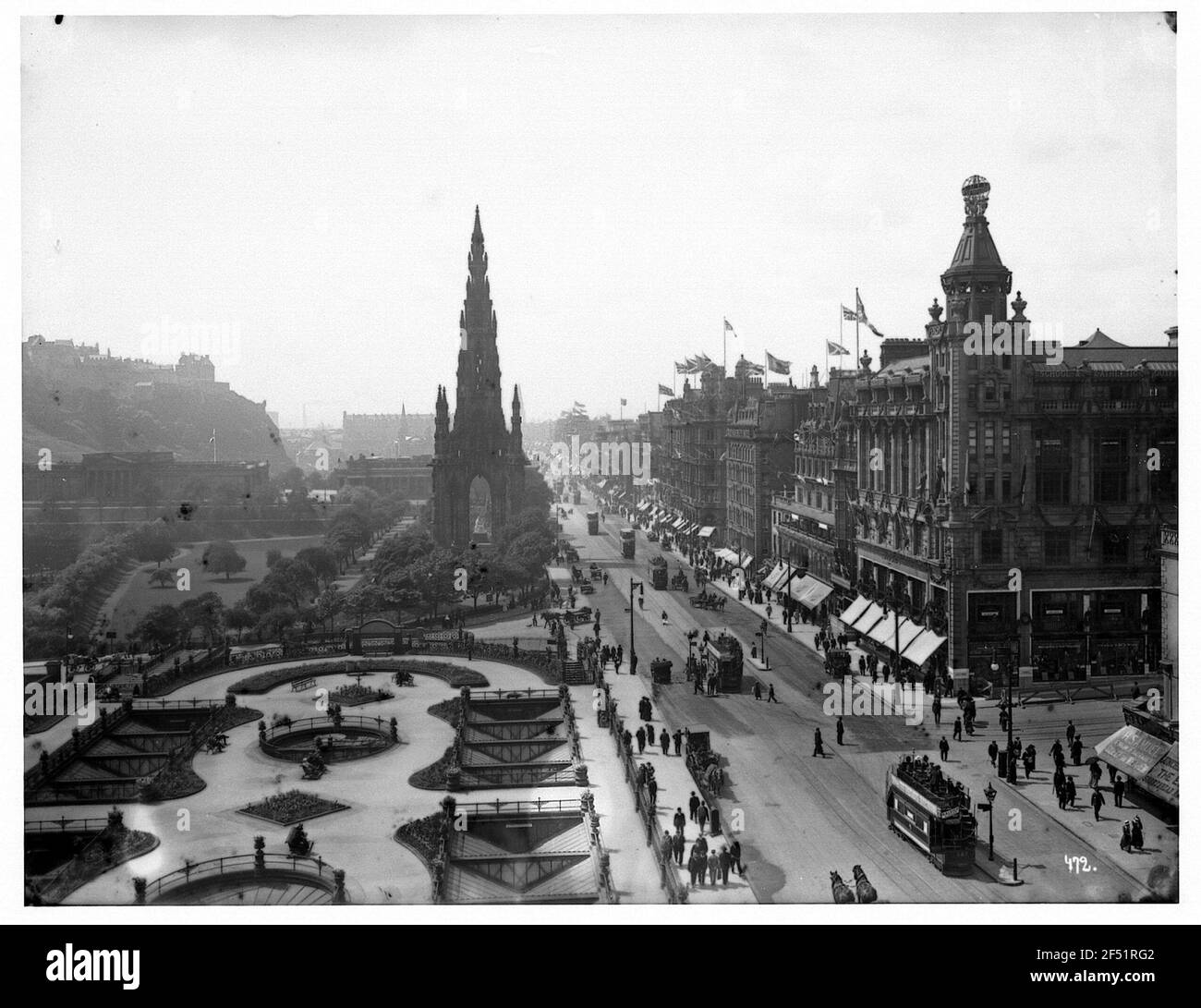 Édimbourg, Écosse. Vue sur Prince's Street avec Scotts Monument et Prince's Gardens jusqu'au château Banque D'Images