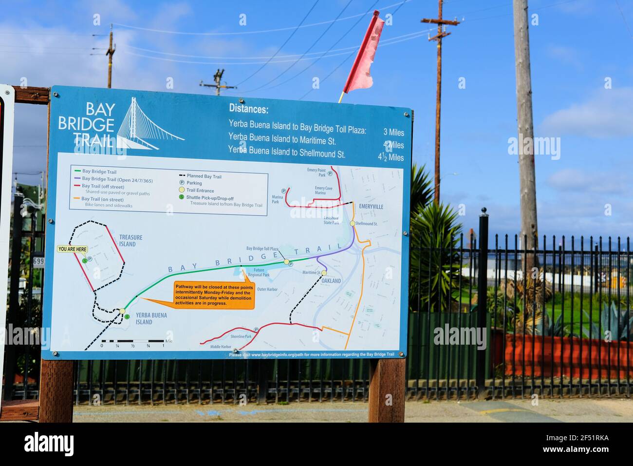 Carte de Bay Bridge Trail dans un parc de stationnement sur Yerba Buena Island, San Francisco, Californie; chemins actuels et plans futurs pour les visiteurs et les touristes. Banque D'Images