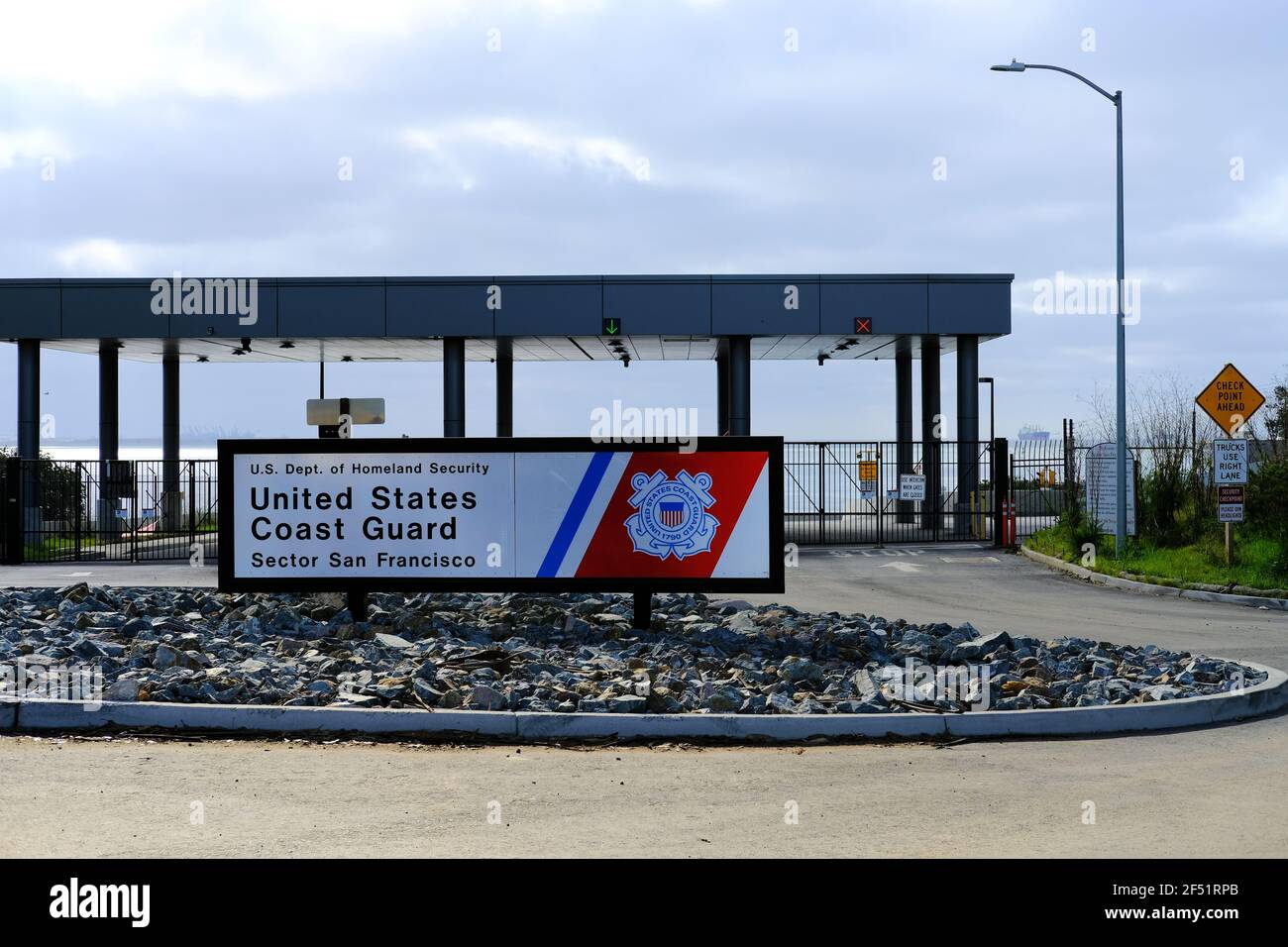 Panneau d'embarquement à l'entrée du secteur de la Garde côtière des États-Unis San Francisco sur Yerba Buena Island, en Californie ; Homeland Security ; logo de la Garde côtière des États-Unis. Banque D'Images