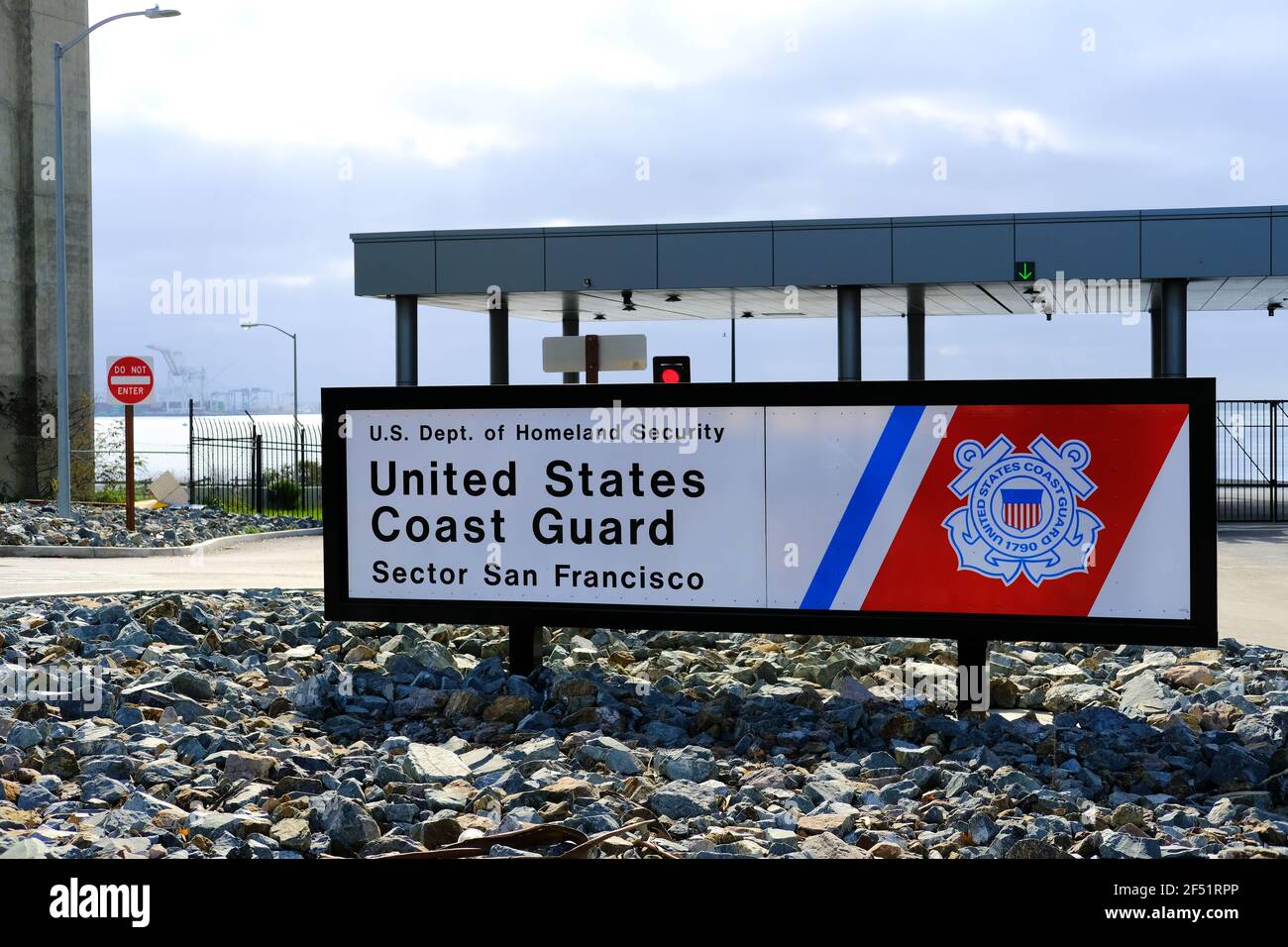 Panneau d'embarquement à l'entrée du secteur de la Garde côtière des États-Unis San Francisco sur Yerba Buena Island, en Californie ; Homeland Security ; logo de la Garde côtière des États-Unis. Banque D'Images