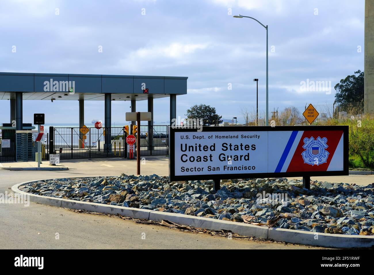 Panneau d'embarquement à l'entrée du secteur de la Garde côtière des États-Unis San Francisco sur Yerba Buena Island, en Californie ; Homeland Security ; logo de la Garde côtière des États-Unis. Banque D'Images