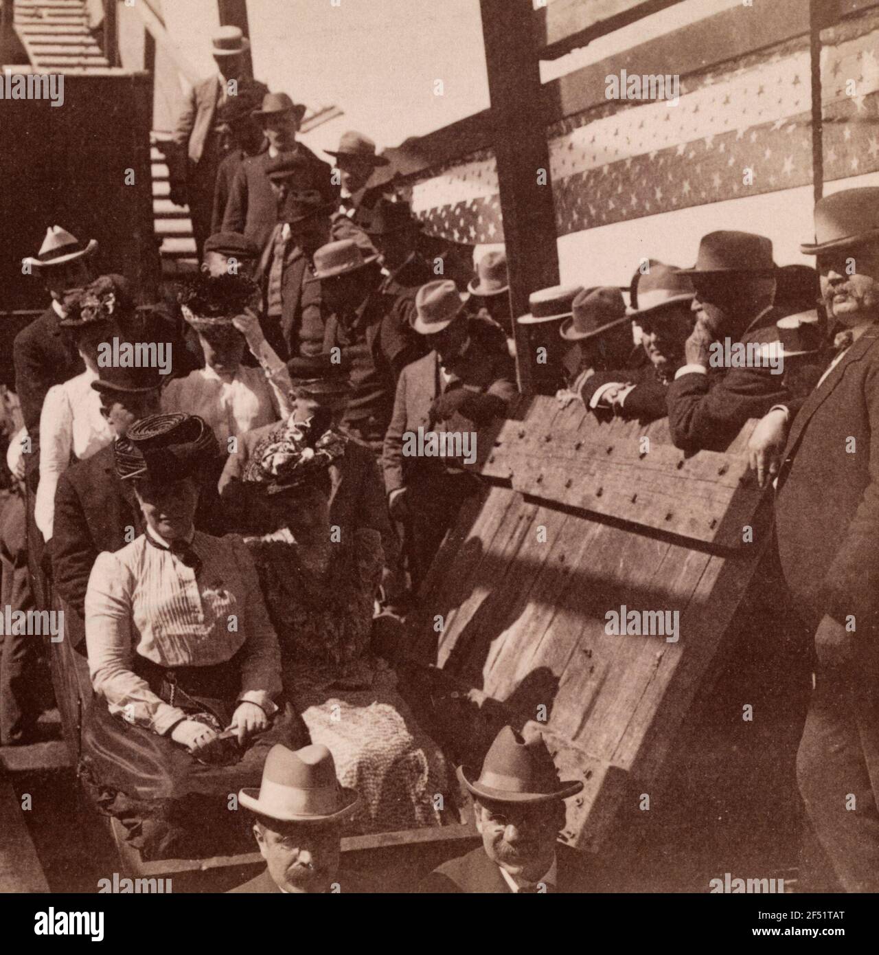 Le parti présidentiel descendant le 3,000 ft. Shaft dans la mine d'or du Congrès, Phoenix, Arizona. Stereograph montrant la fête qui se déplace avec McKinley et Roosevelt assis dans le train minier et sur le point de descendre dans la mine - juin 1901 Banque D'Images