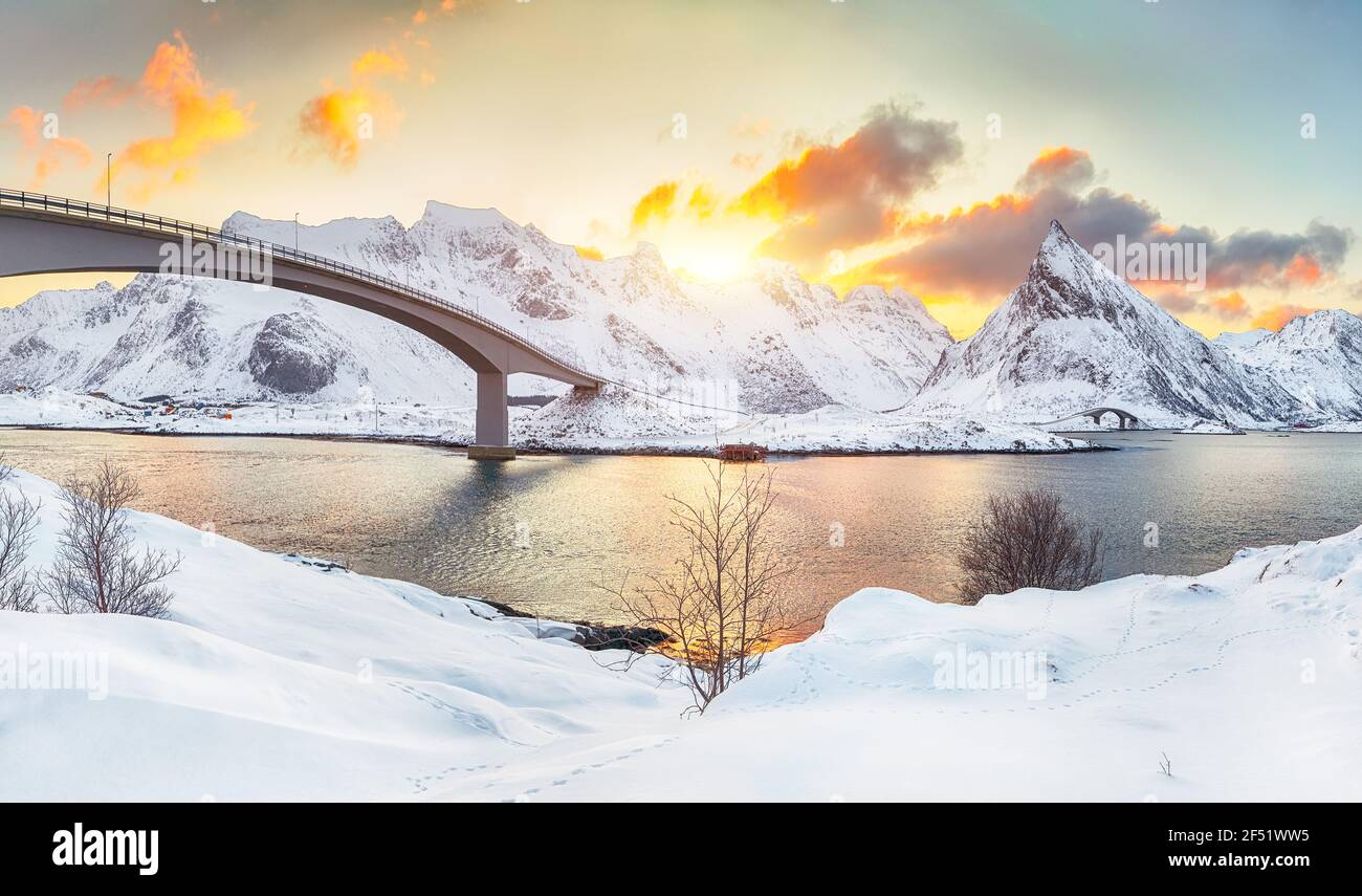 Vue captivante du matin sur les ponts en porte-à-faux de Fredvang au lever du soleil. Destination de voyage sur Lofotens. Emplacement: Ramberg, île de Flakstadoya, Lofoten; N Banque D'Images