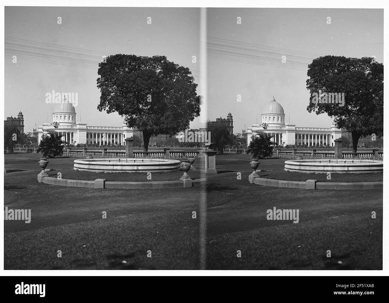 Calcutta (Inde). Vue sur un jardin avec des bassins de fontaine au courrier principal Banque D'Images
