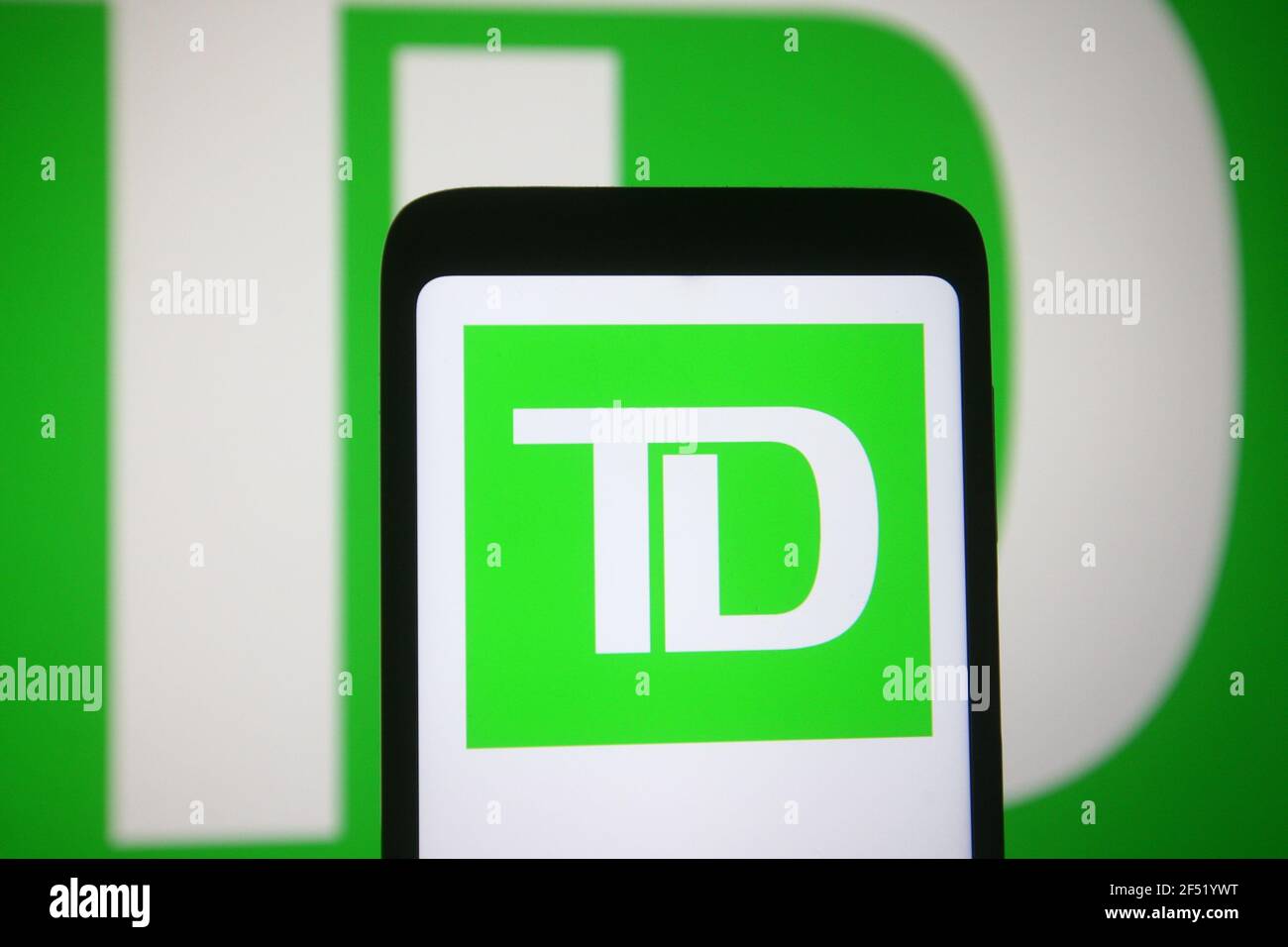 Ukraine. 23 mars 2021. Dans cette illustration, le logo de la Banque Toronto-Dominion (TD) est affiché sur un téléphone intelligent et un écran d'ordinateur. (Photo de Pavlo Gonchar/SOPA Images/Sipa USA) crédit: SIPA USA/Alay Live News Banque D'Images