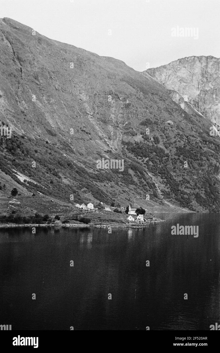 Photos de voyage Norvège. Sognefjord. Vue d'un bateau à passagers jusqu'à la rive Banque D'Images