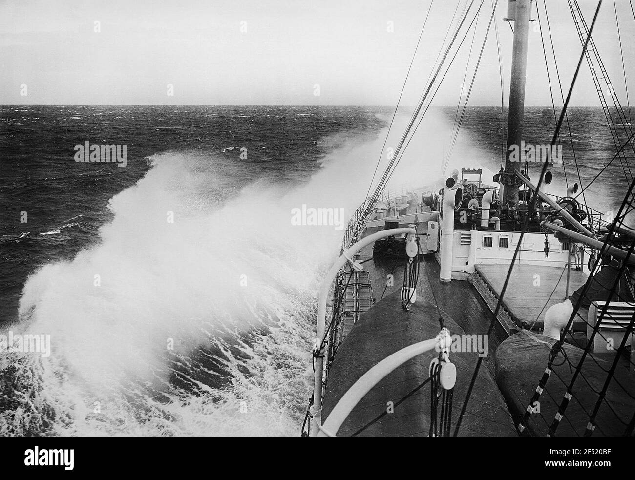 Voyage dans le monde. Le bateau à vapeur High Sea Passenger Cleveland, la vague d'arc-en-un, est doué d'un lac sans repos. Vue depuis un pont supérieur du navire longitudinal sur le pont avant sur la mer ouverte Banque D'Images