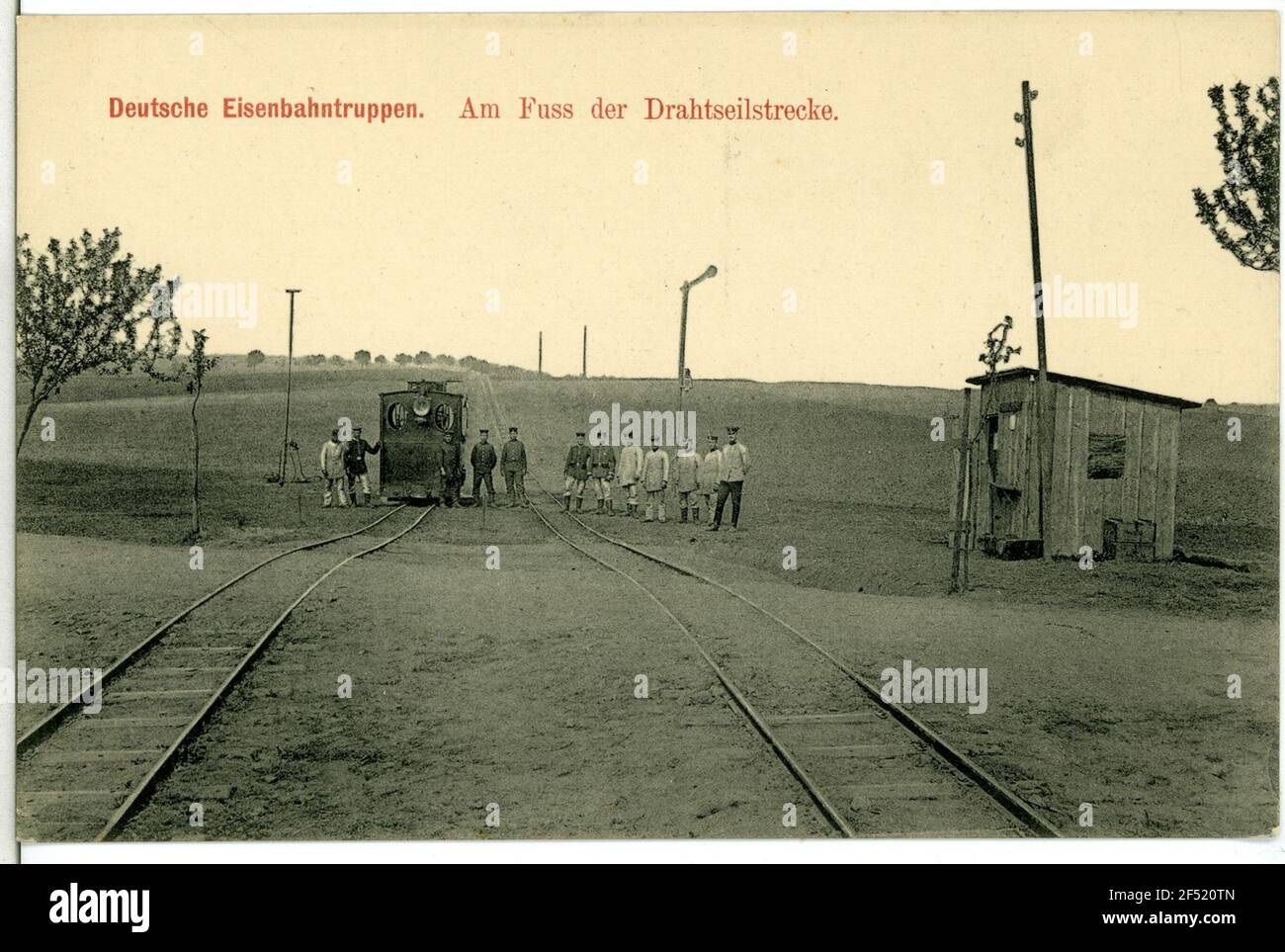 Troupes de chemin de fer allemandes au pied de la corde de fil troupes de chemin de fer allemandes. Au pied du câble métallique Banque D'Images