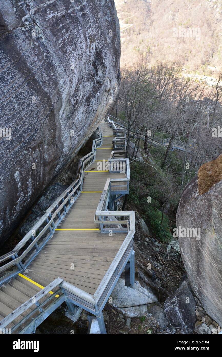 Les escaliers de randonnée menant à Chimney Rock en Caroline du Nord. Banque D'Images