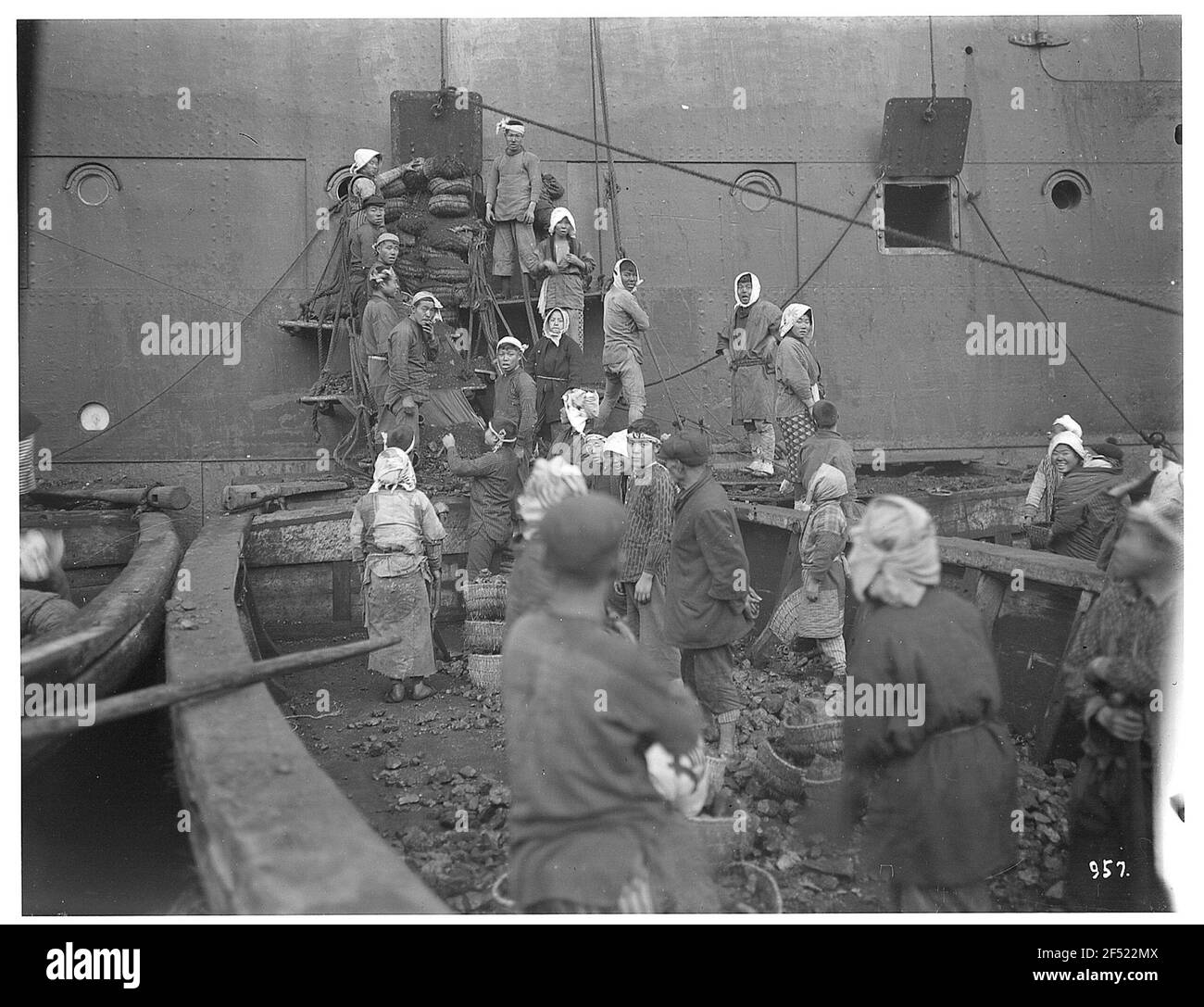 Nagasaki. Des femmes et des hommes locaux ont chargé le navire à vapeur « Cleveland » en le chargeant de charbon (transporté dans des paniers) Banque D'Images