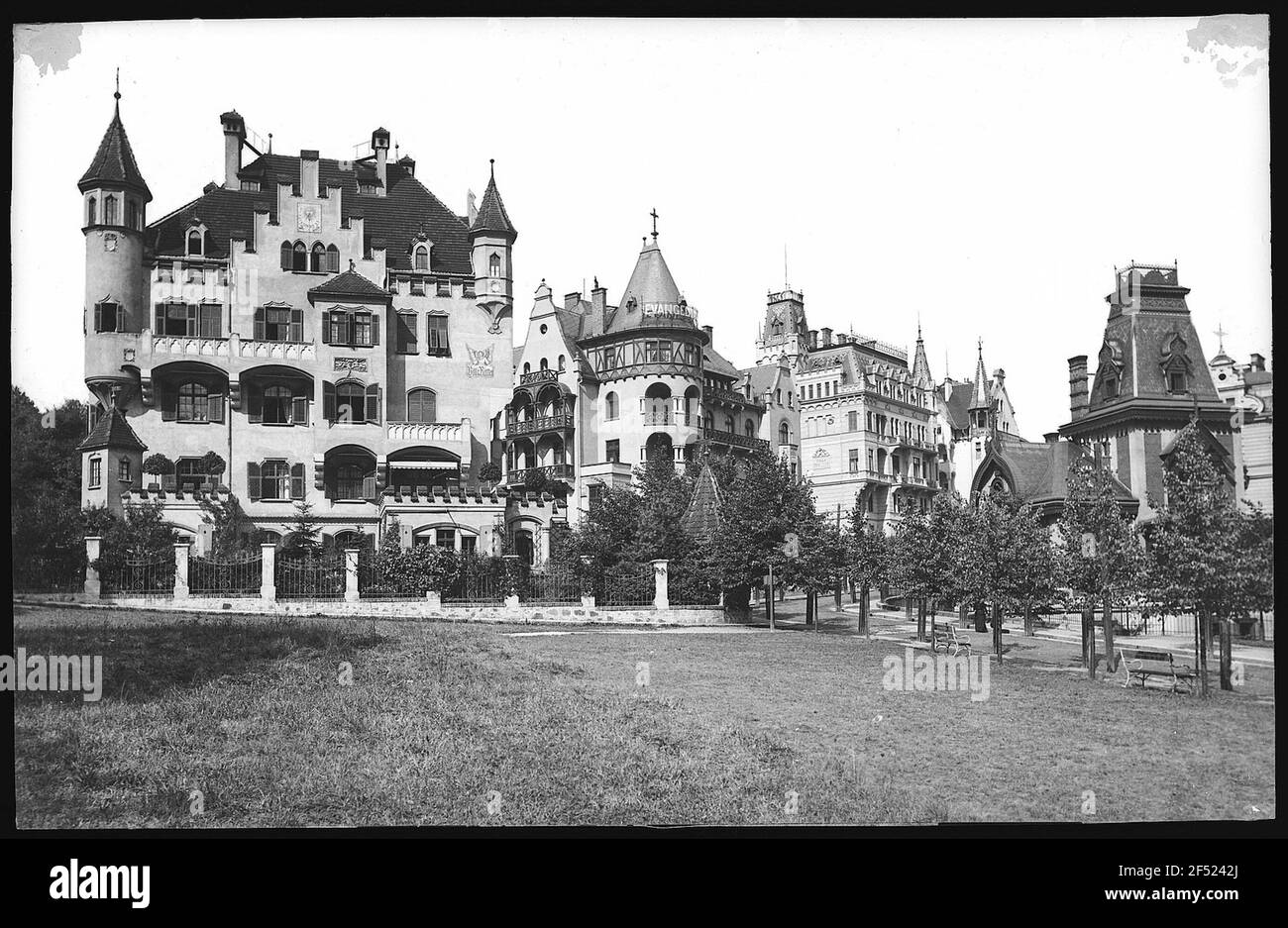 Carlsbad. Westend avec Villa Ritter (1897) et Evangelical Hospice (1897-1899) Banque D'Images