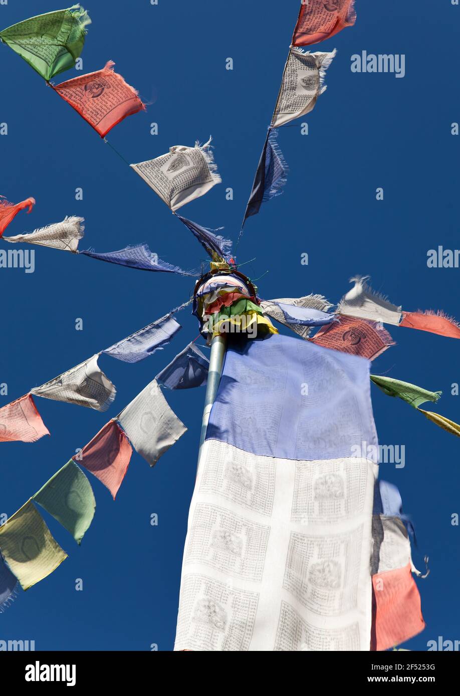 Drapeaux de prière tibétains au Népal Banque D'Images