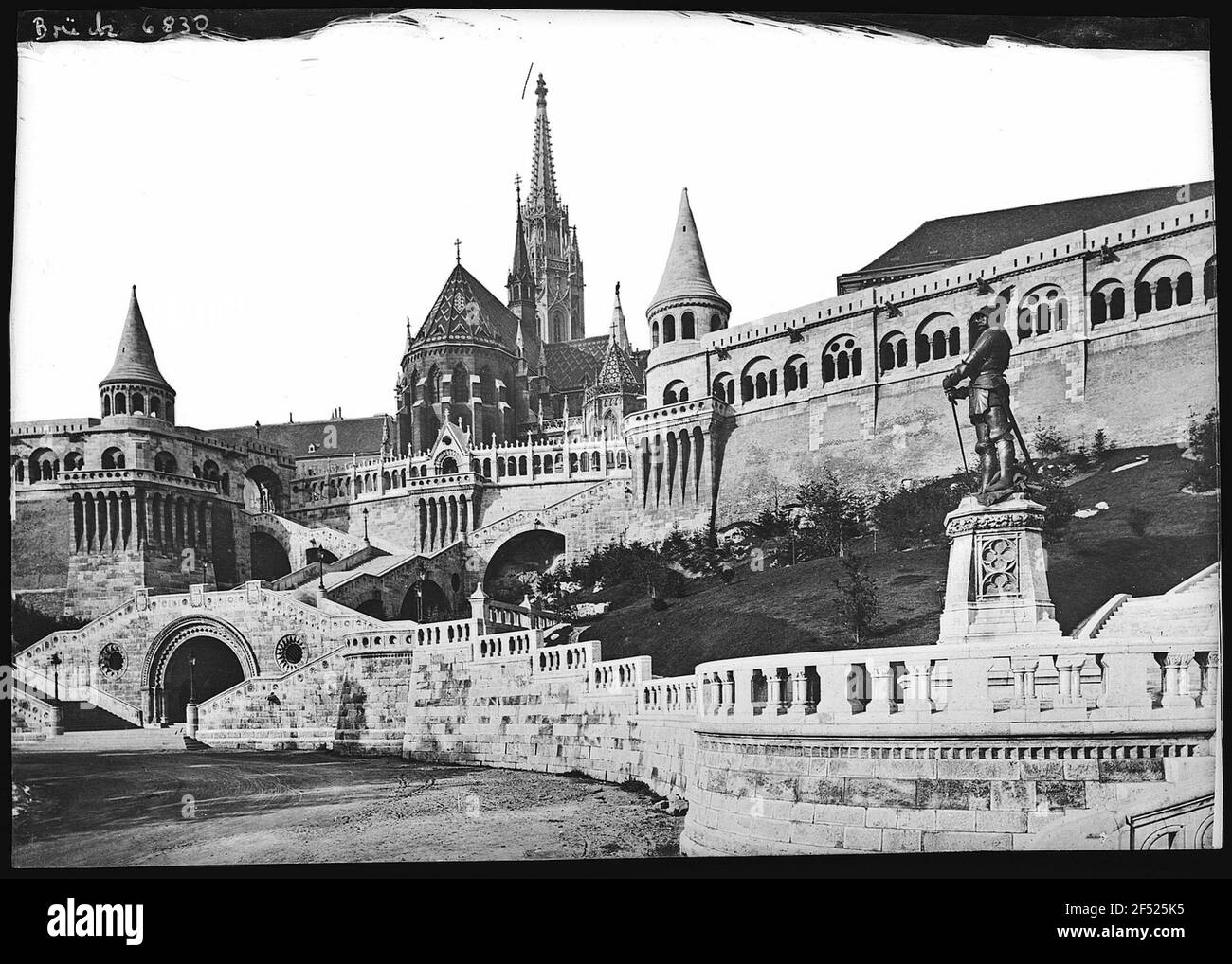 Budapest. Rivets du couronnement et monument János-Hunyadi Banque D'Images