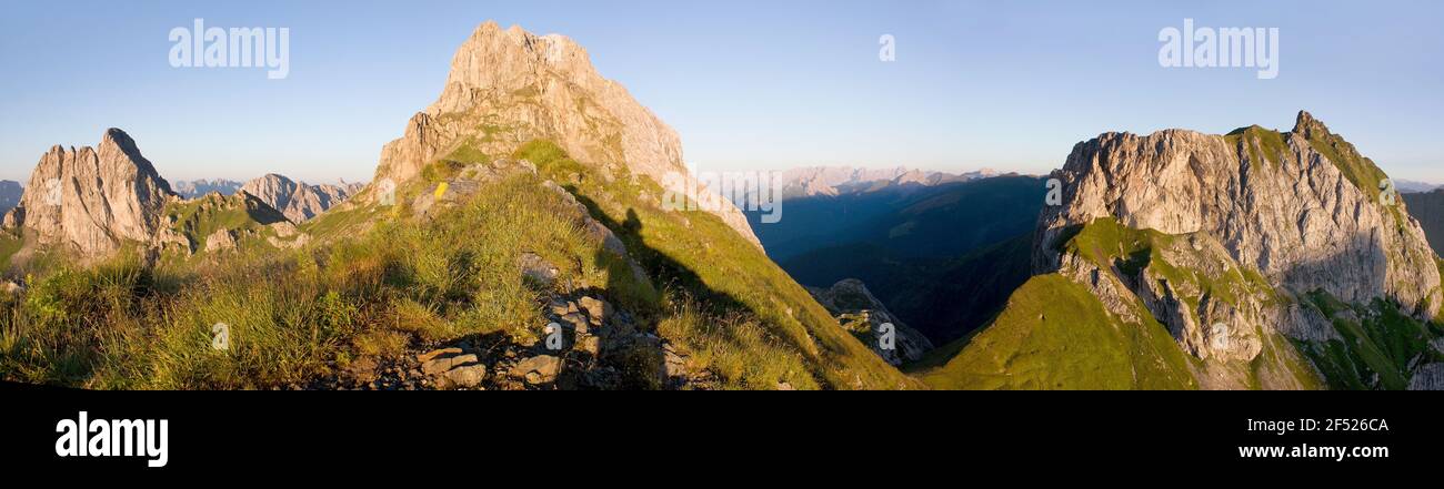 Vue du matin depuis Karnische Alpen ou Alpi Carniche - Mont Peralba et pic Chiadenis - Sextener Dolomiten ou Dolomiti di Sesto Behind - Italie Banque D'Images