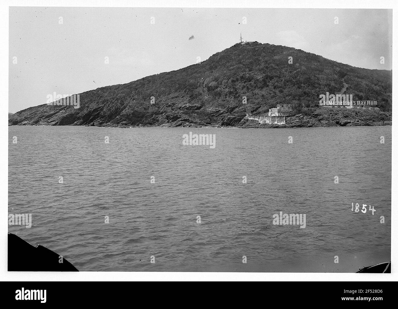Saint Thomas (Îles Vierges). Entrée, excursion sur l'île avec vue sur la montagne imposante de l'île avec publicité: H. Michelsen's Bay Rum Banque D'Images