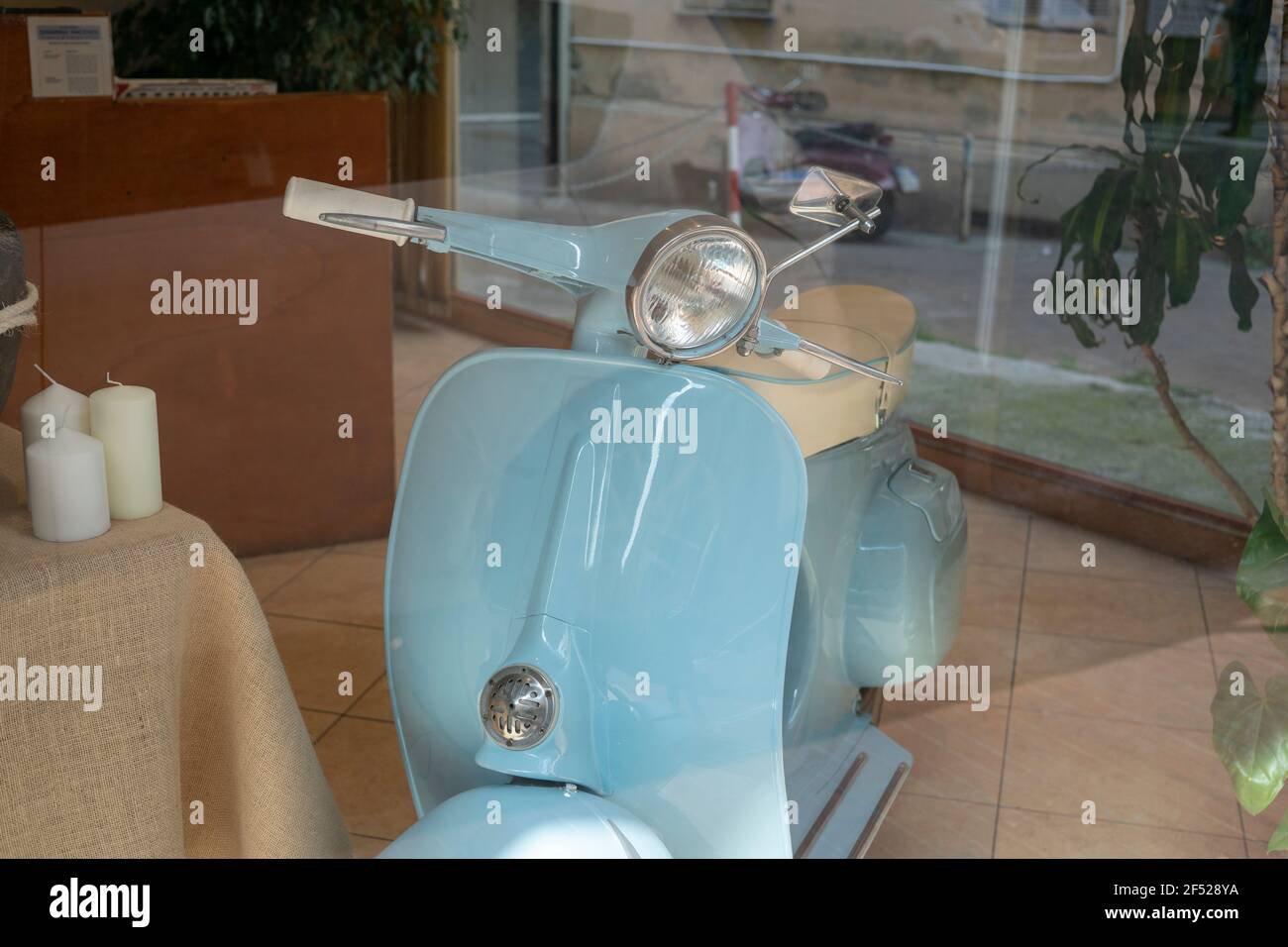 Scooter italien, utilisé comme un meuble dans un magasin d'un boulanger en  Italie Photo Stock - Alamy