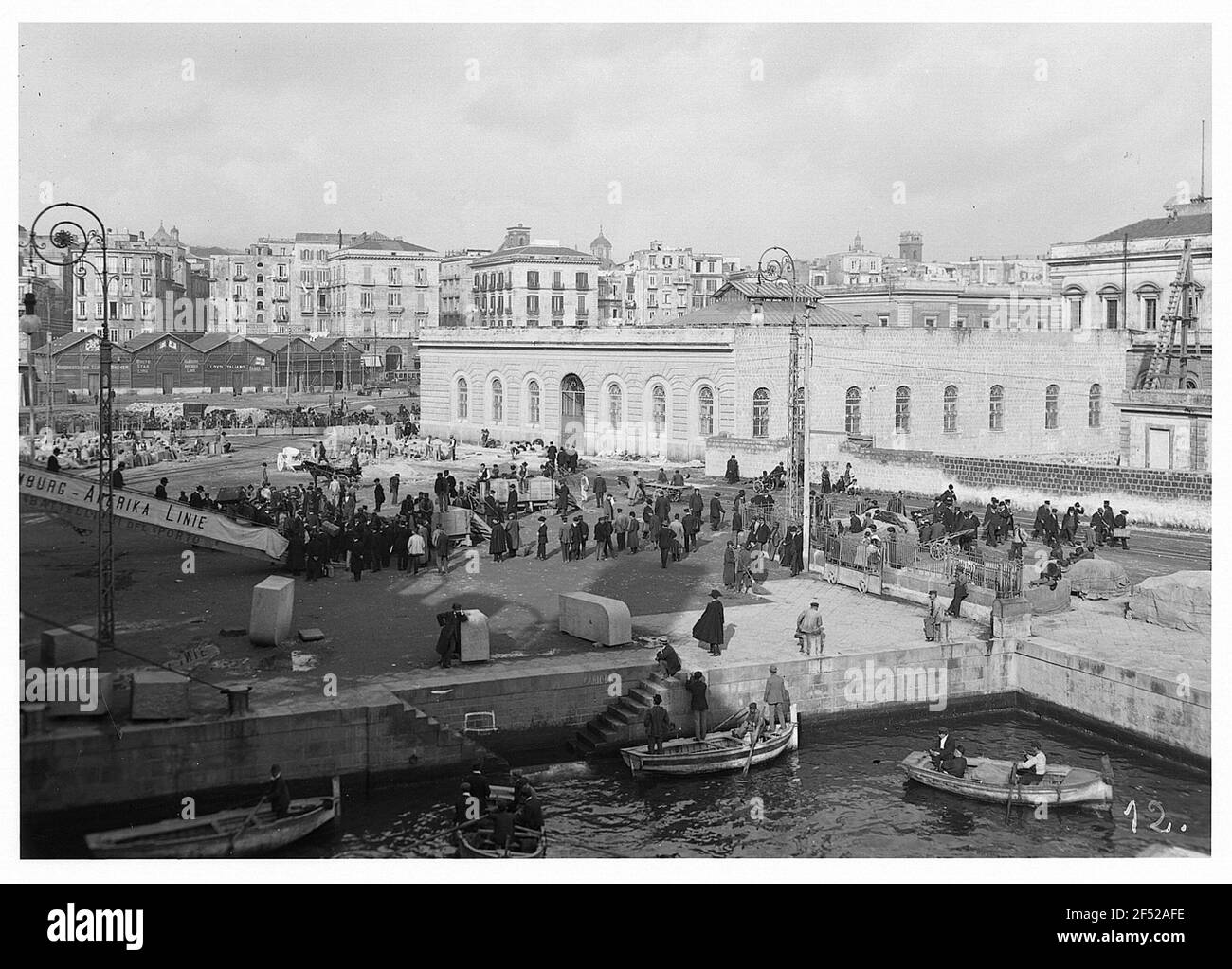 Naples / Italie : les descendants de Hapag dans le port Banque D'Images