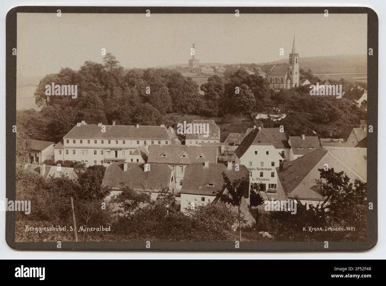Berghießhübel (Bad Gottleuba). Partie locale au Johann-Georgenbad. Vue de la gauche Gettleubahang sur la route principale et de bain contre le vieux marteau et l'église Banque D'Images