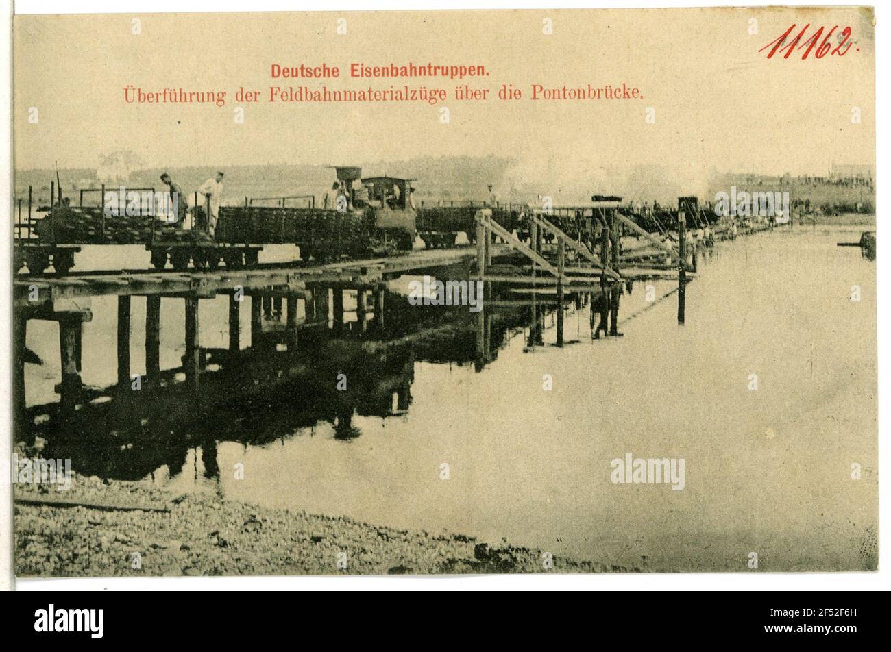 Troupes de chemin de fer allemandes - transfert via le pont ponton troupes de chemin de fer allemandes. Transfert sur le pont ponton Banque D'Images