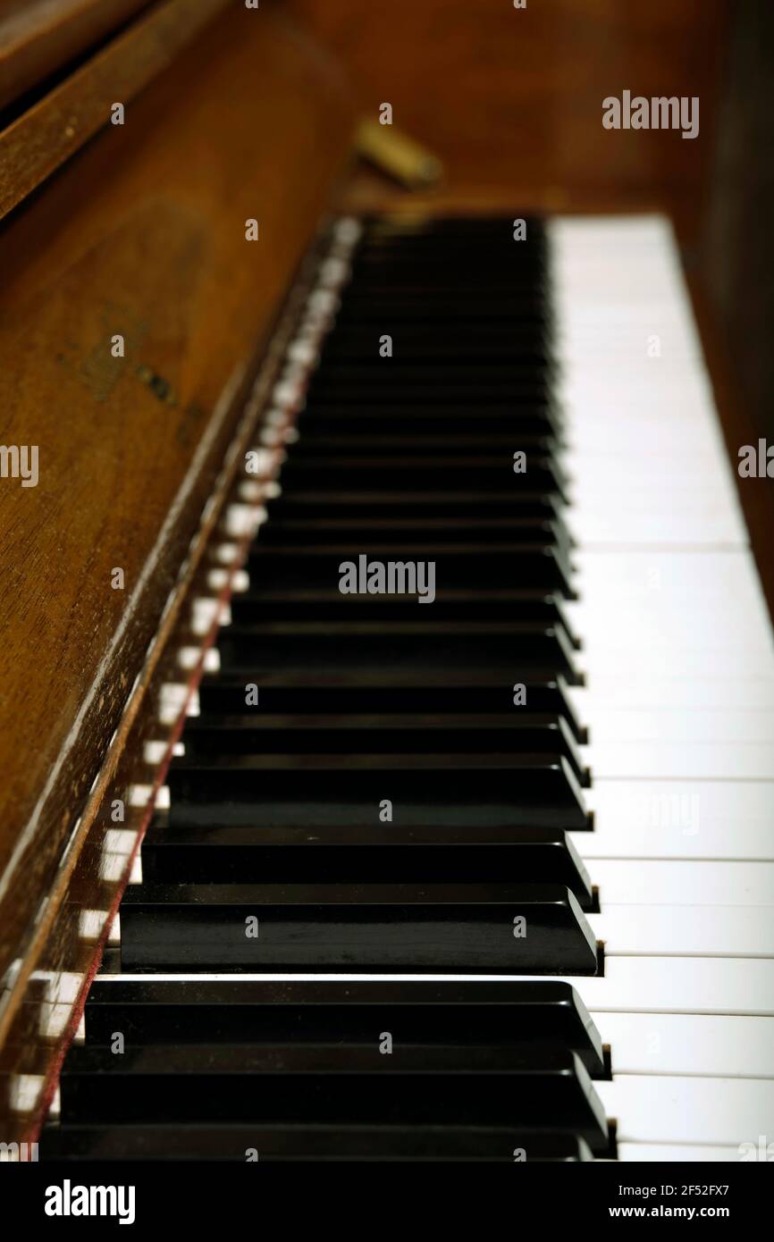 Gros plan sur les touches de piano noir et blanc. Banque D'Images