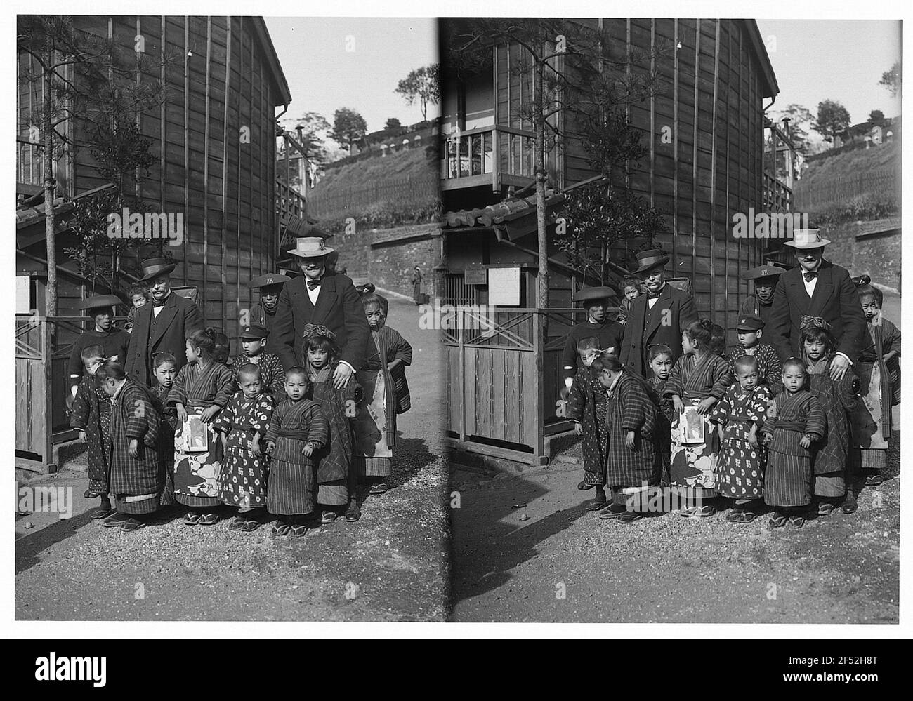Kamakura (Japon). Groupe d'enfants avec des touristes et un rockeller posant à côté d'une maison Banque D'Images