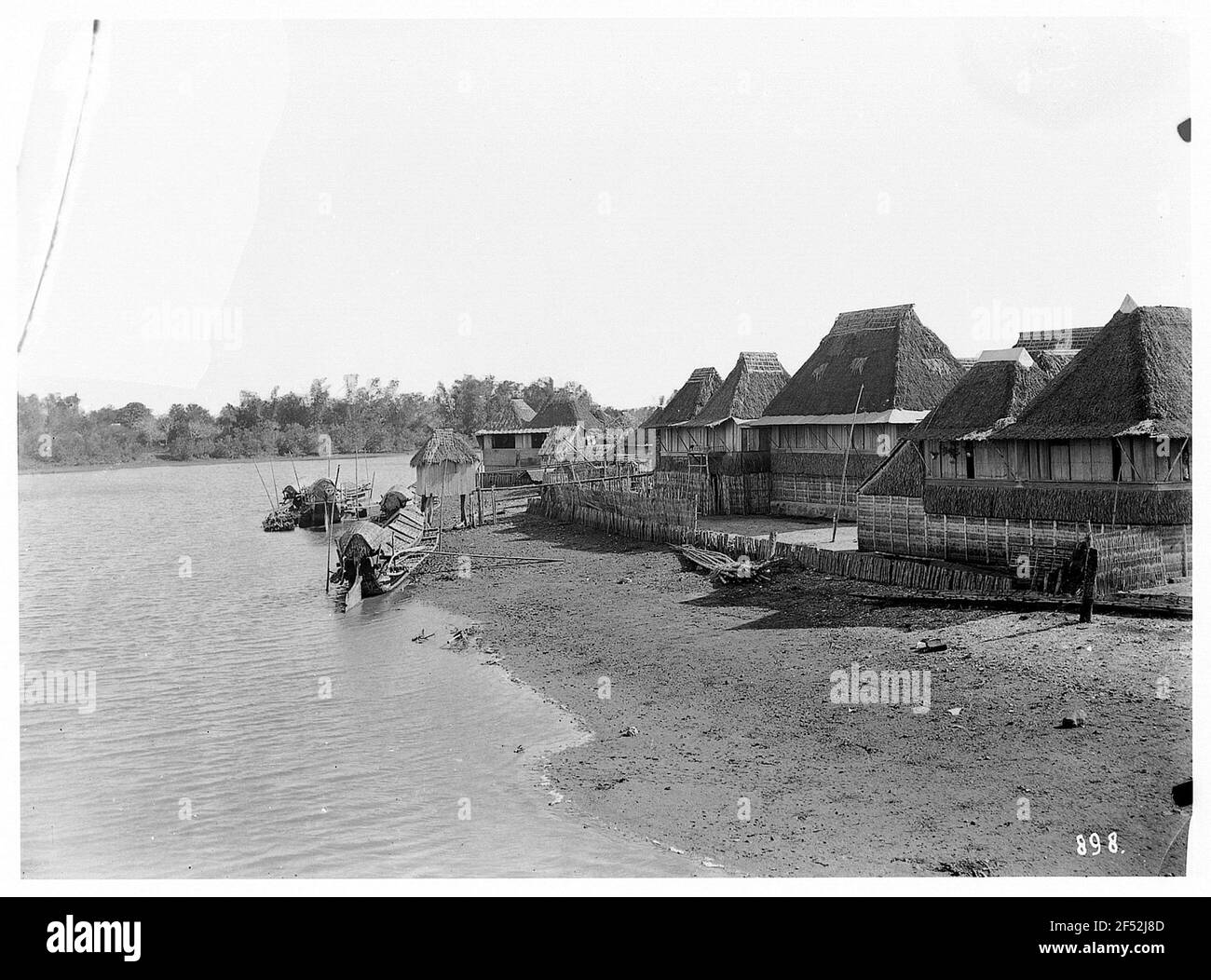 Manille. Logement (cabanes Nipa) sur les rives de la rivière Pasig avec Junk Banque D'Images