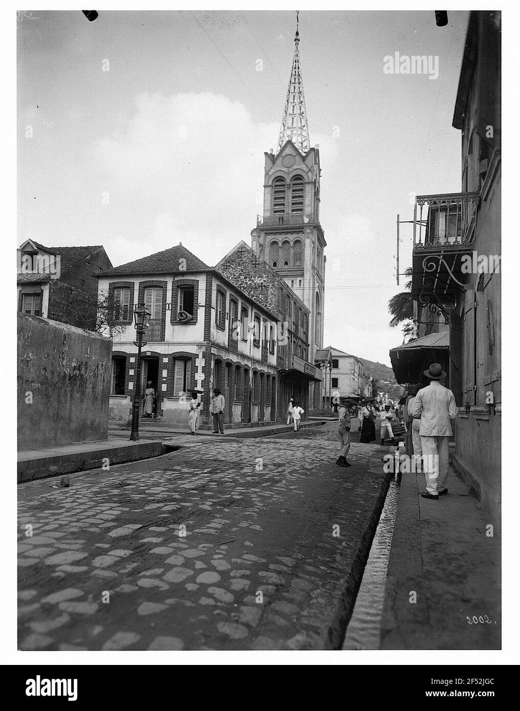 Fort de France, Martinique. Scène de rue avec vue sur l'église Banque D'Images