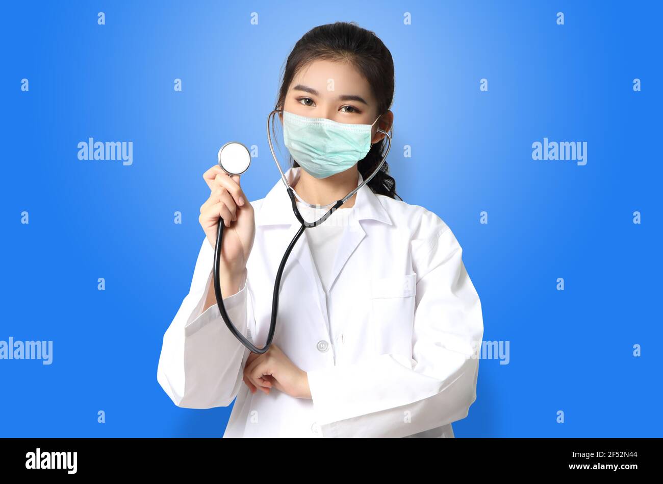 femme médecin en uniforme blanc montrer le rapport médical d'infographie Banque D'Images