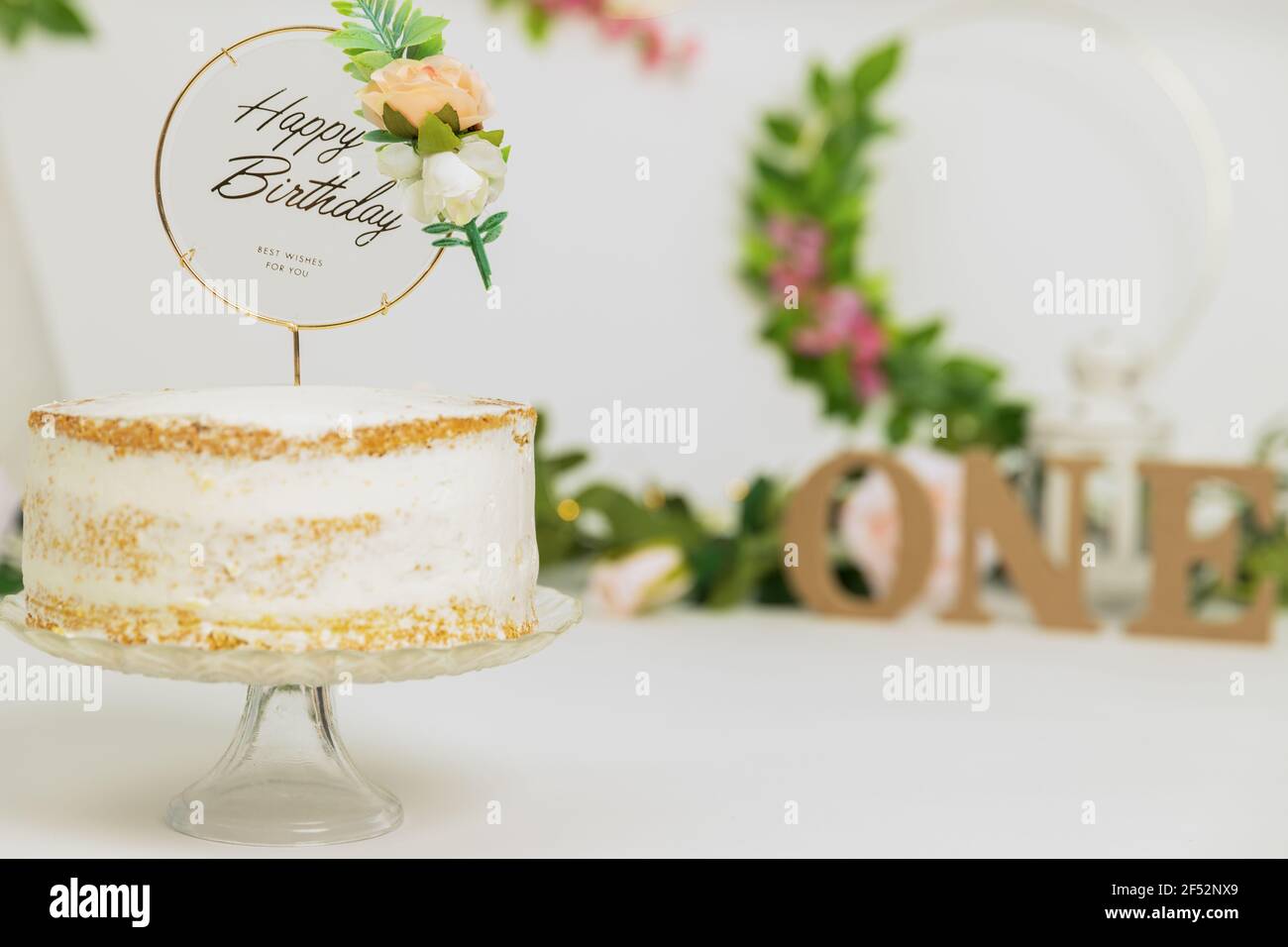 Gâteau D'anniversaire 1 An Avec Décoration En Arrière-plan Banque