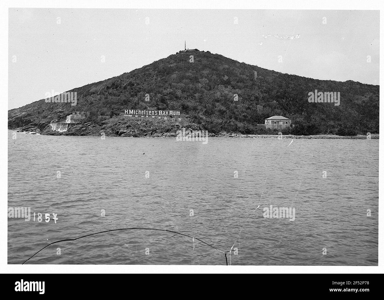 Saint Thomas (Îles Vierges). Entrée, promenade sur l'île. Promenade sur l'île surplombant la montagne de l'île avec publicité: H. Michelen's Bay Rum Banque D'Images